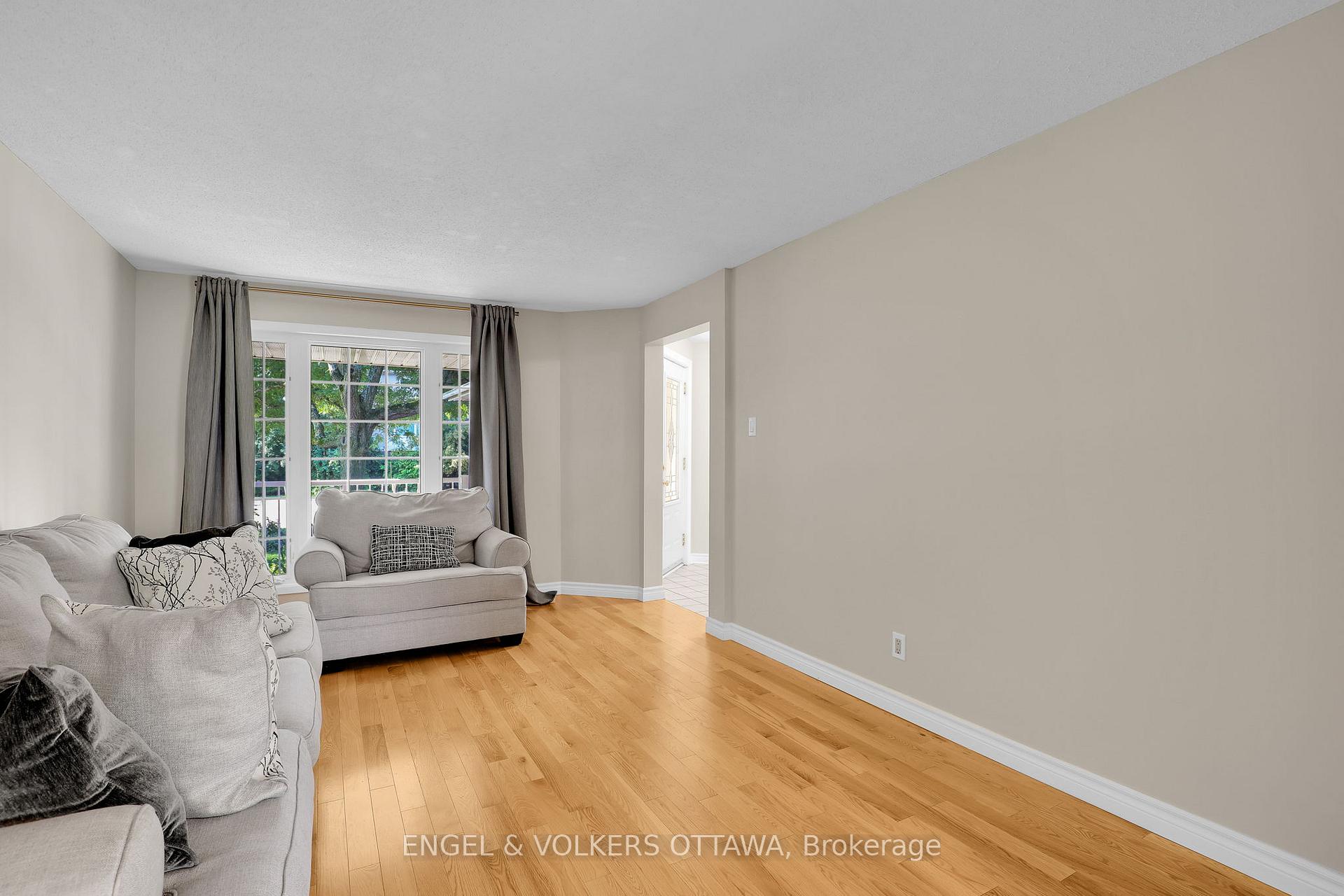 Photo 11 of 28 Weybridge Drive, Ottawa, Barrhaven - Cedargrove/Fraserdale — HOMEH