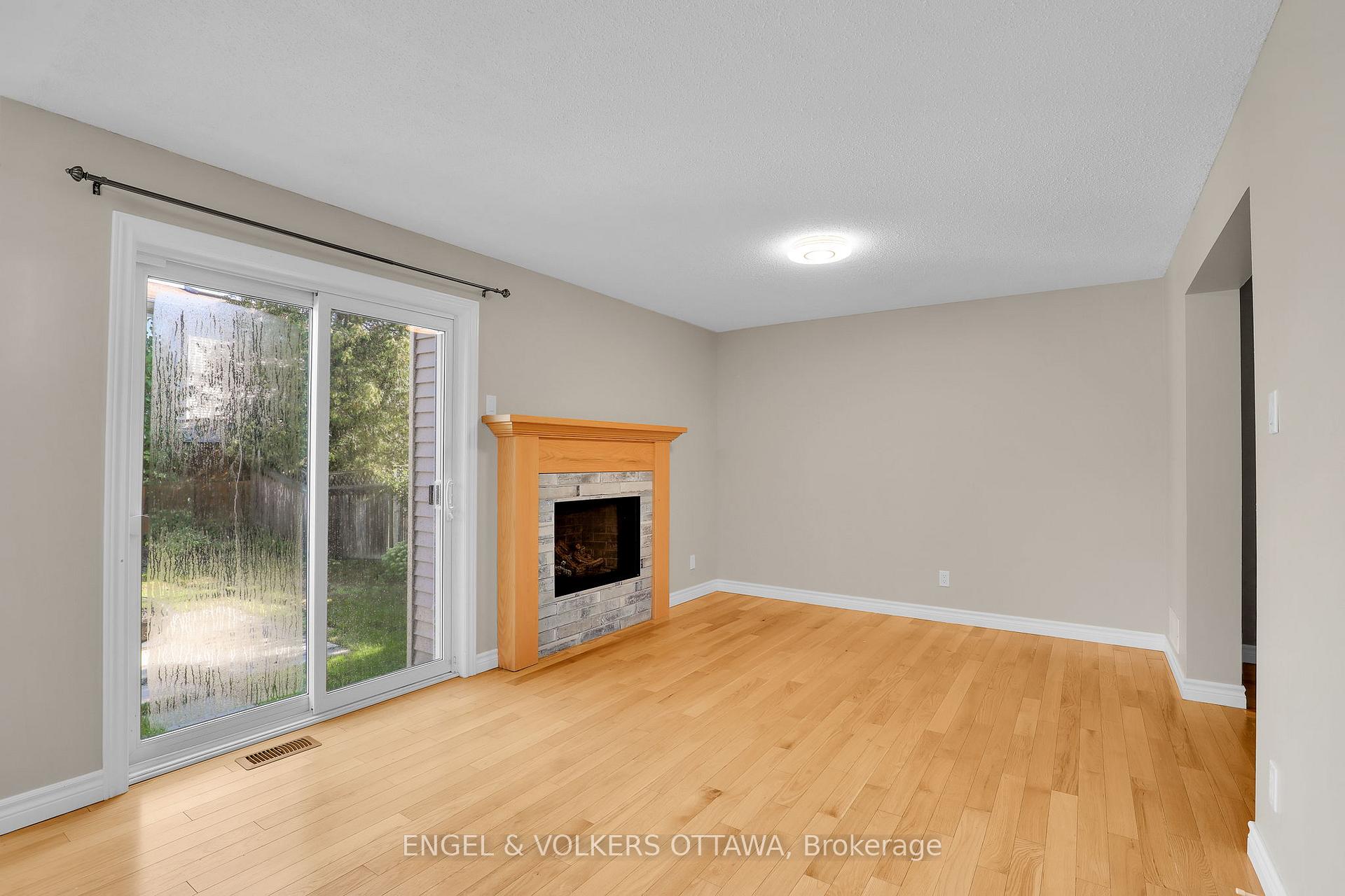 Photo 13 of 28 Weybridge Drive, Ottawa, Barrhaven - Cedargrove/Fraserdale — HOMEH