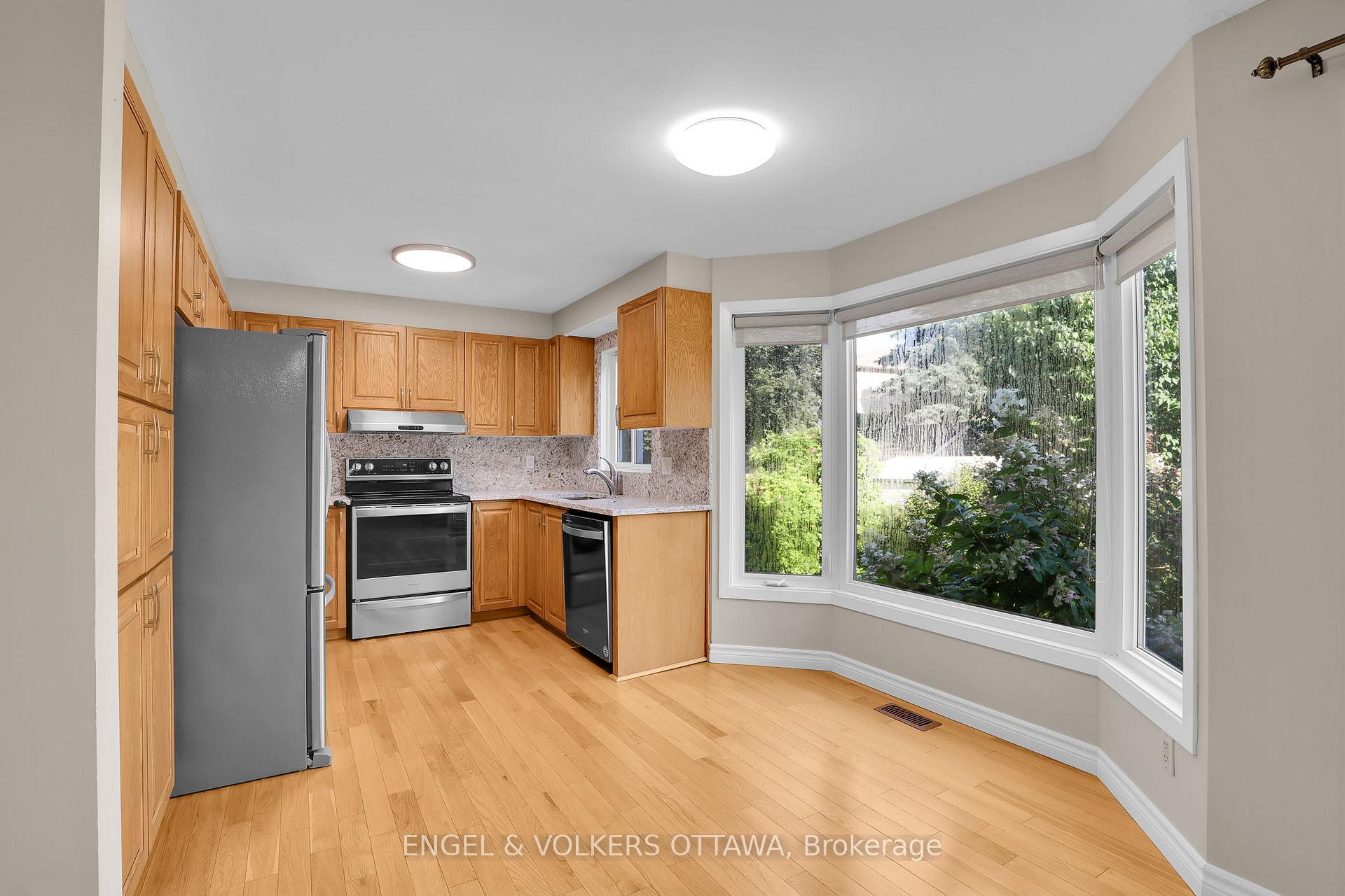Photo 15 of 28 Weybridge Drive, Ottawa, Barrhaven - Cedargrove/Fraserdale — HOMEH