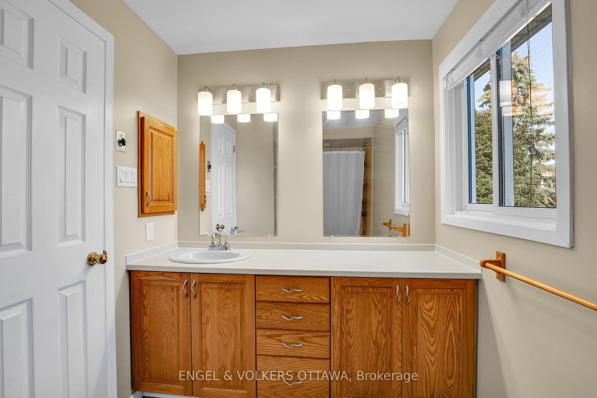 Photo 23 of 28 Weybridge Drive, Ottawa, Barrhaven - Cedargrove/Fraserdale — HOMEH