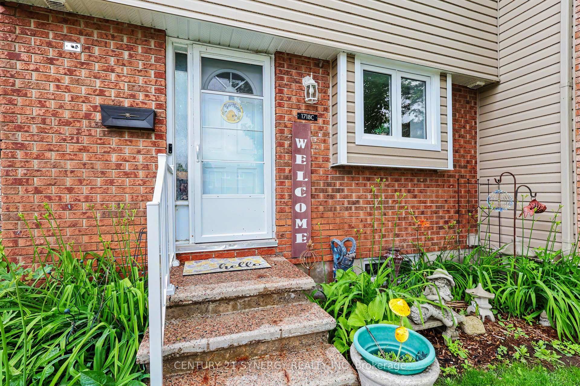 Photo 3 of Unit C, 1718 Lamoureux Drive, Ottawa, Queenswood Heights South — HOMEH