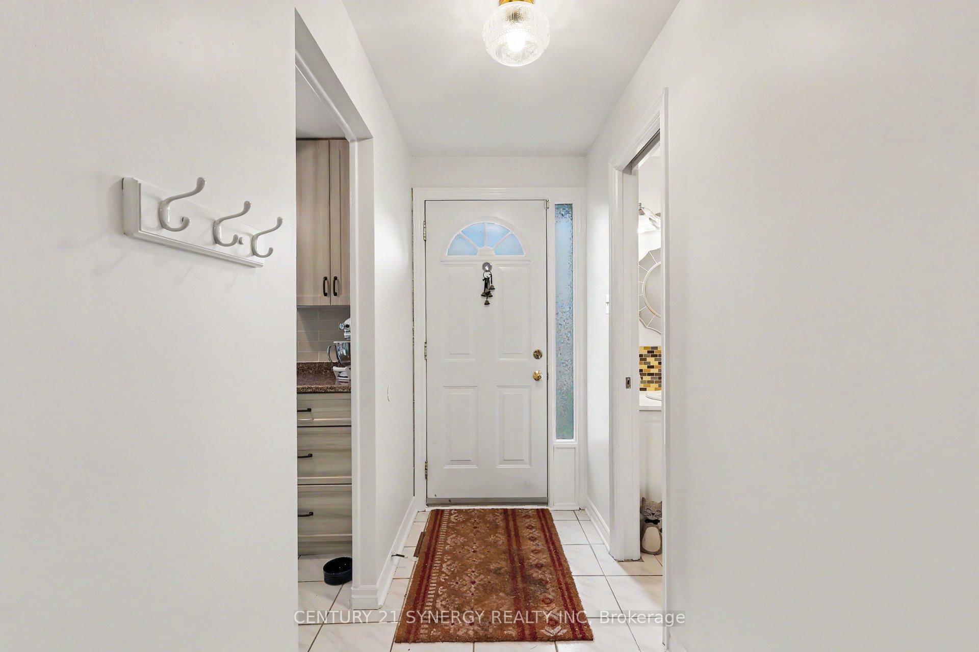 Photo 4 of Unit C, 1718 Lamoureux Drive, Ottawa, Queenswood Heights South — HOMEH
