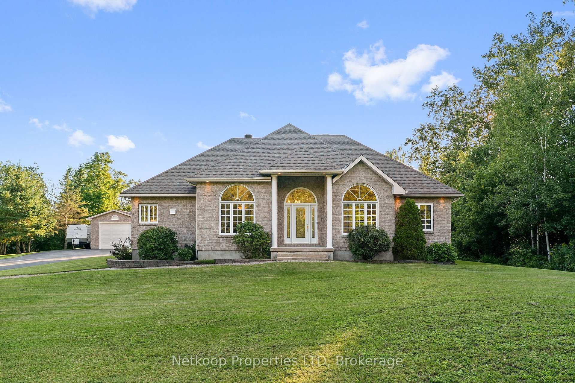 Photo 1 of 4755 Whispering Willow Drive, Ottawa, Sarsfield/Bearbrook — HOMEH