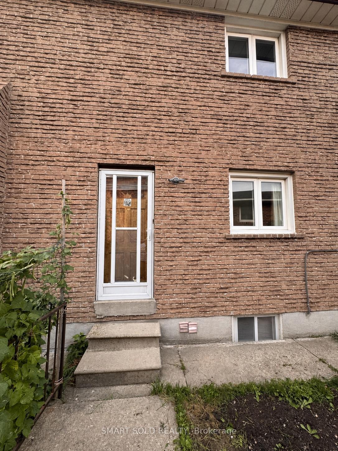 Photo 2 of 243 Shawnee Circle, North York, Pleasant View — HOMEH