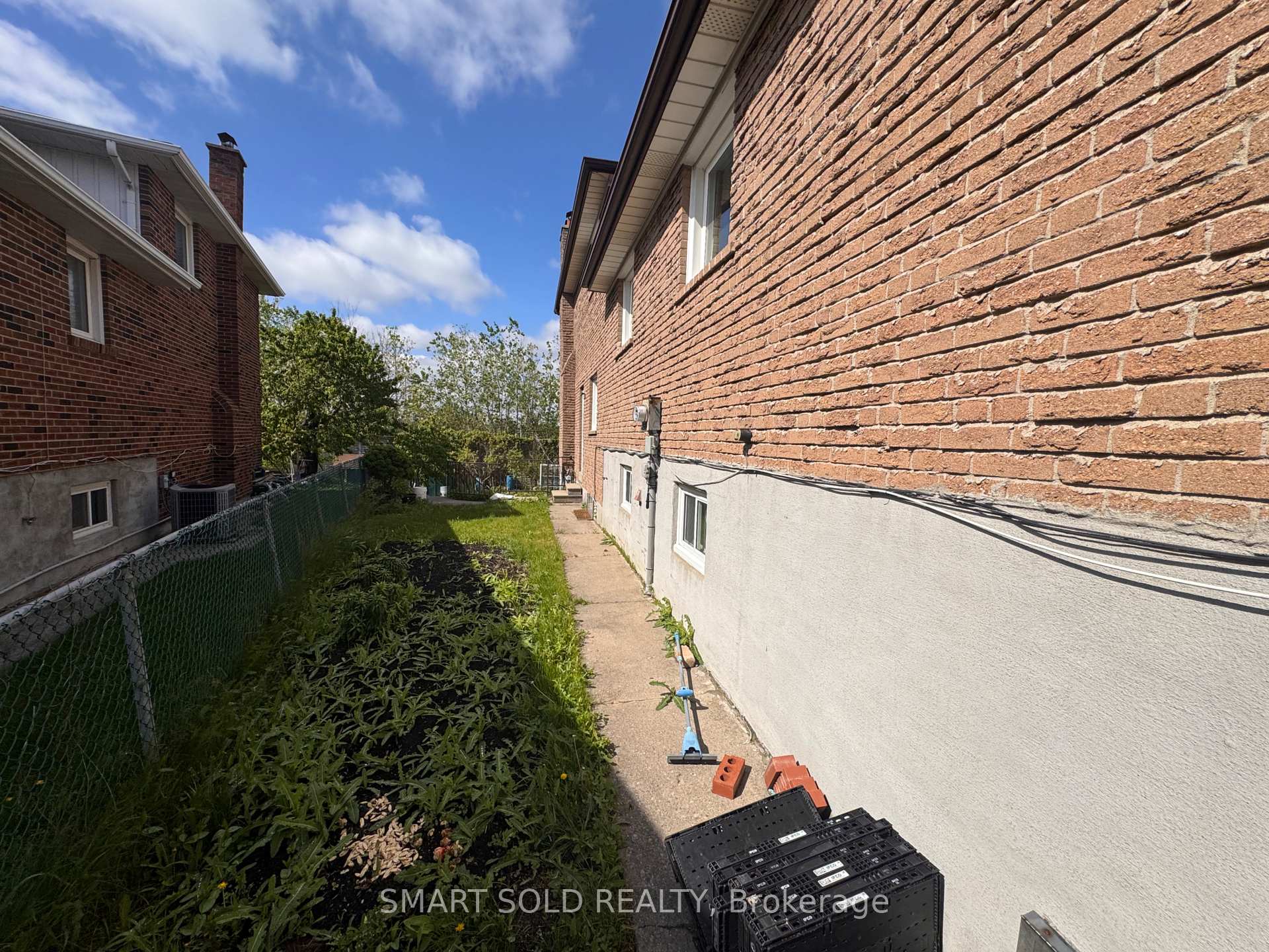 Photo 4 of 243 Shawnee Circle, North York, Pleasant View — HOMEH