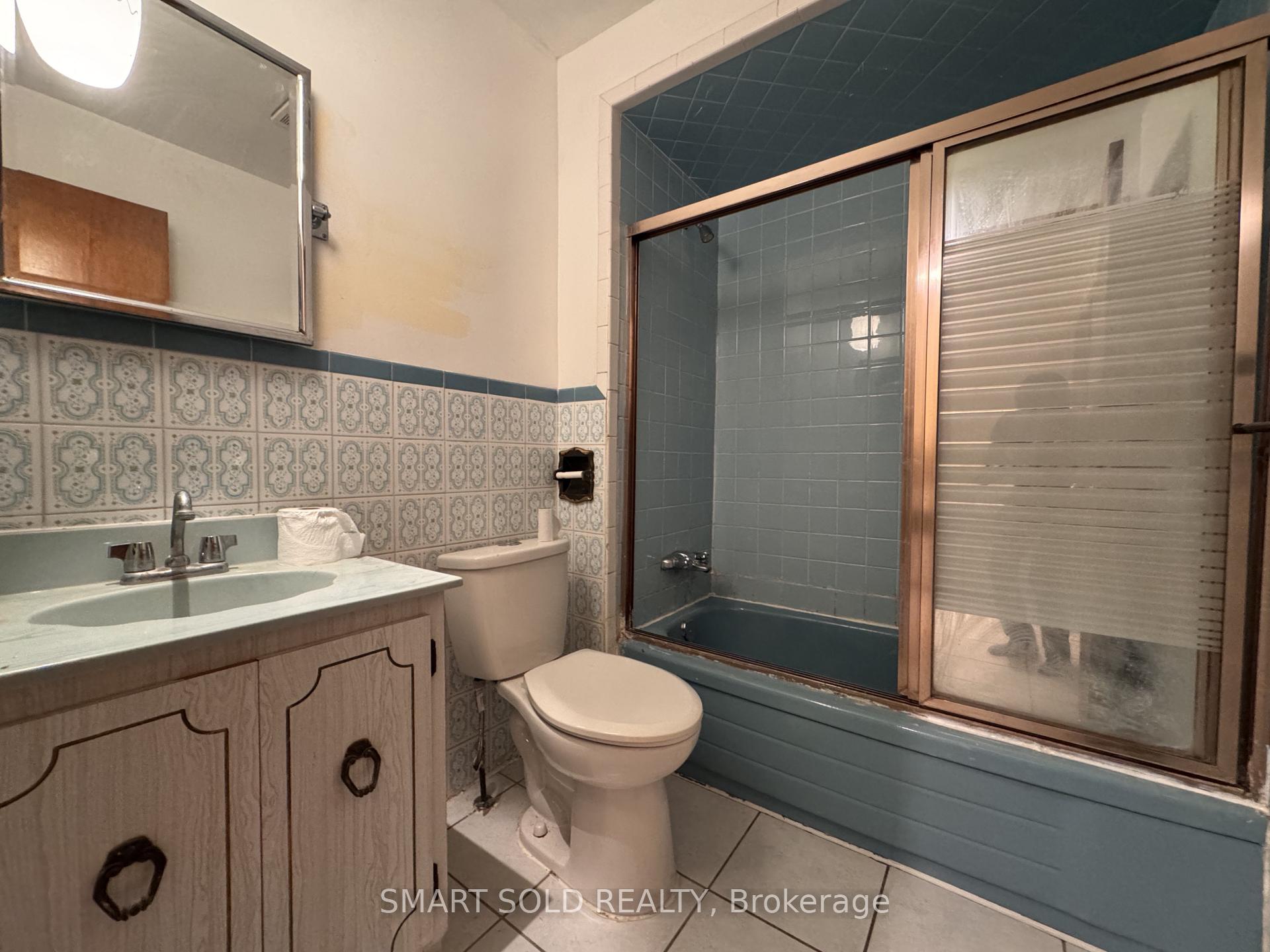 Photo 5 of 243 Shawnee Circle, North York, Pleasant View — HOMEH