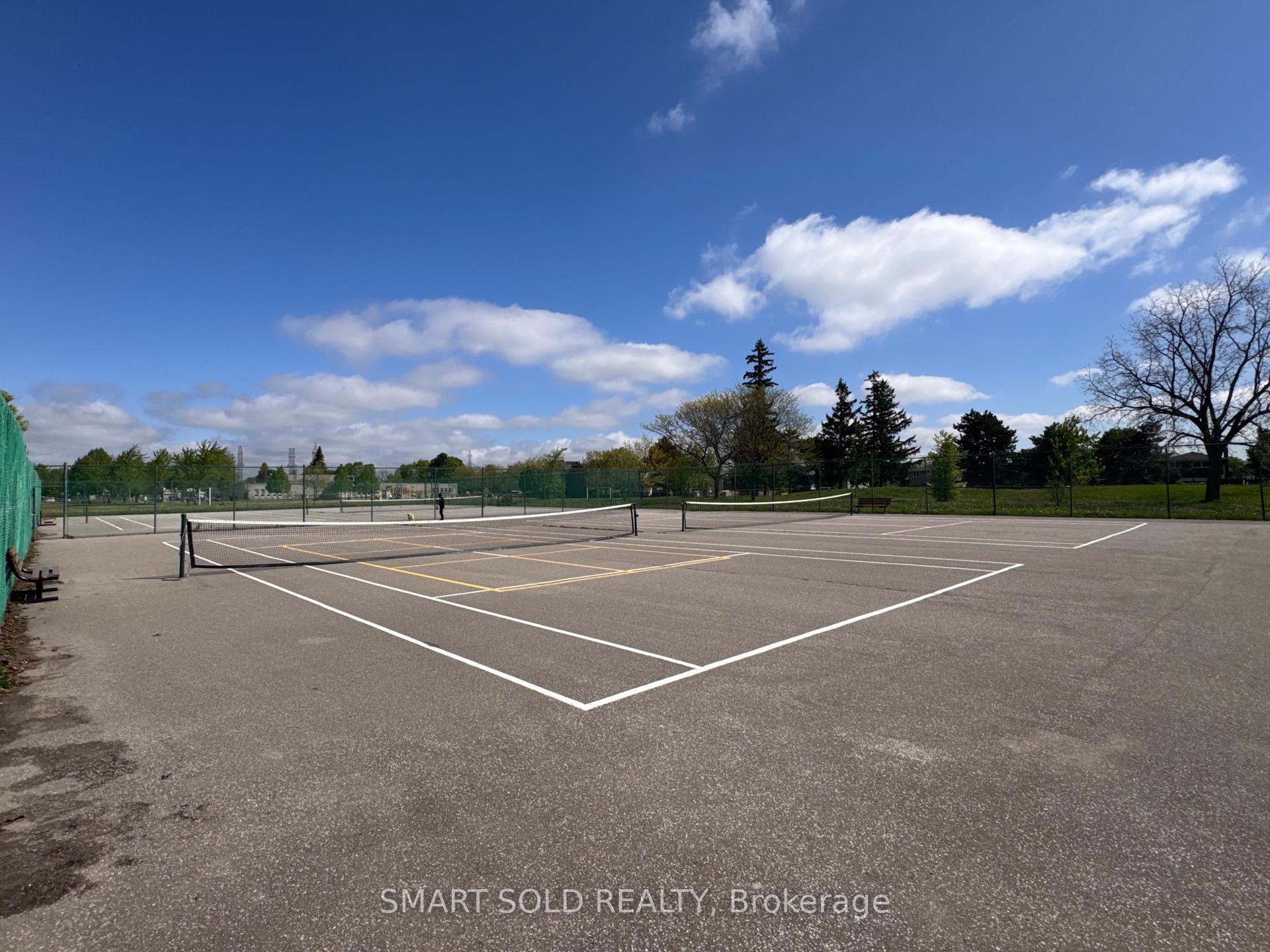 Photo 10 of 243 Shawnee Circle, North York, Pleasant View — HOMEH