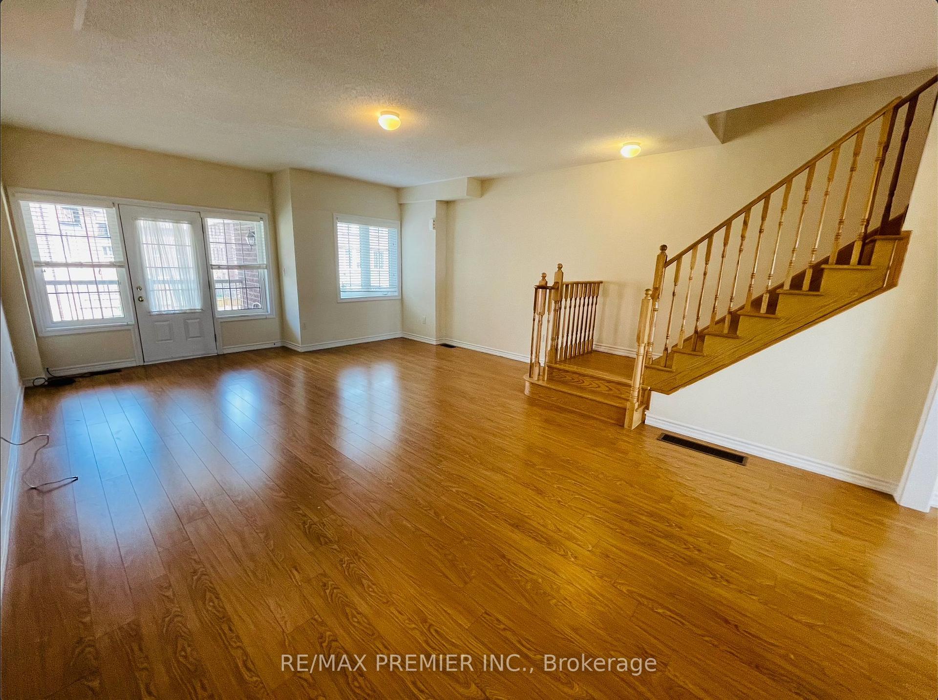 Photo 4 of 32 Shiff Crescent, Brampton, Heart Lake East — HOMEH