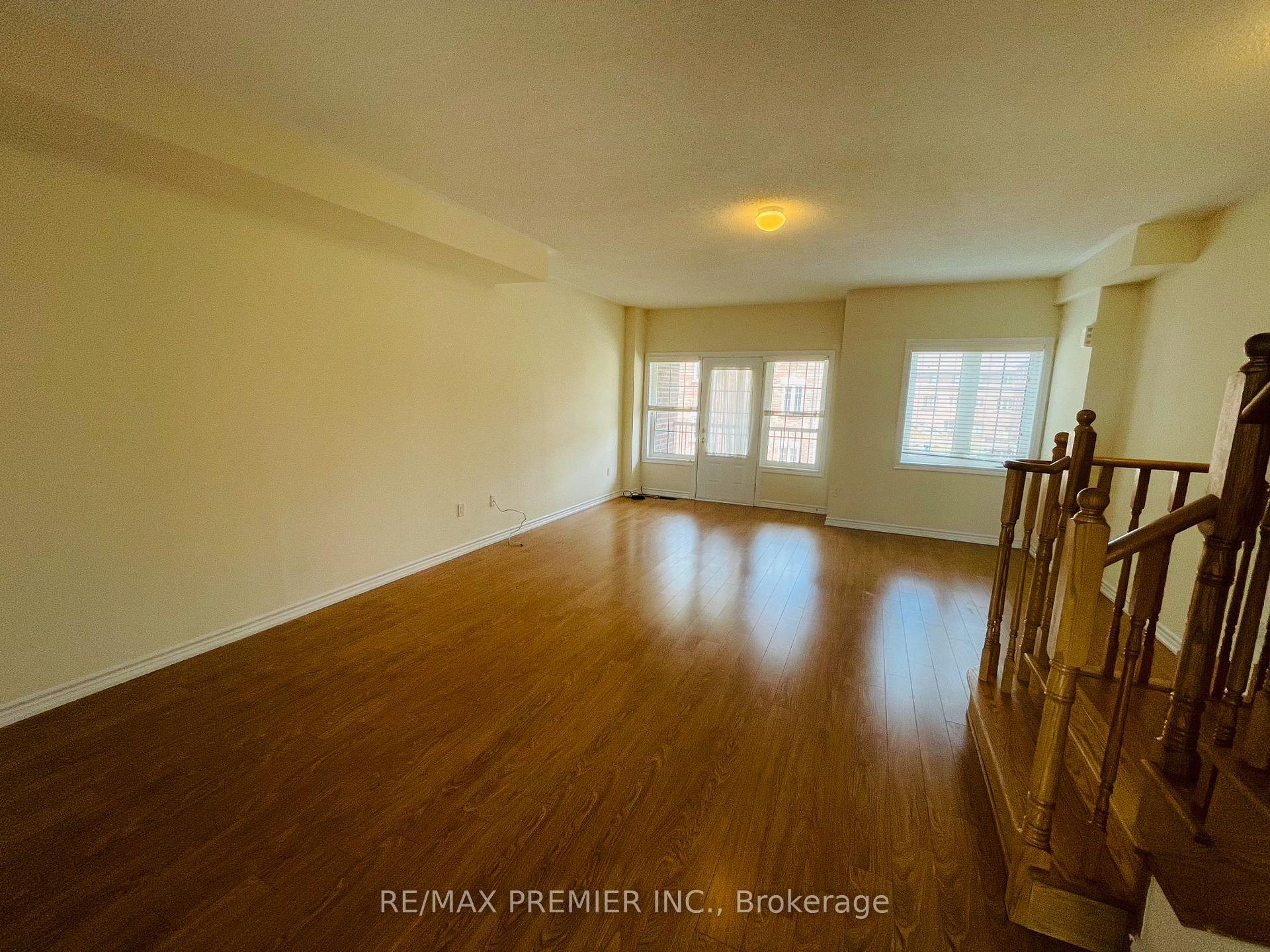 Photo 5 of 32 Shiff Crescent, Brampton, Heart Lake East — HOMEH