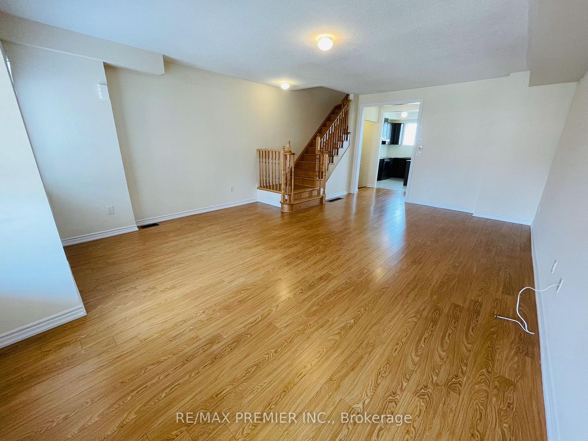 Photo 6 of 32 Shiff Crescent, Brampton, Heart Lake East — HOMEH