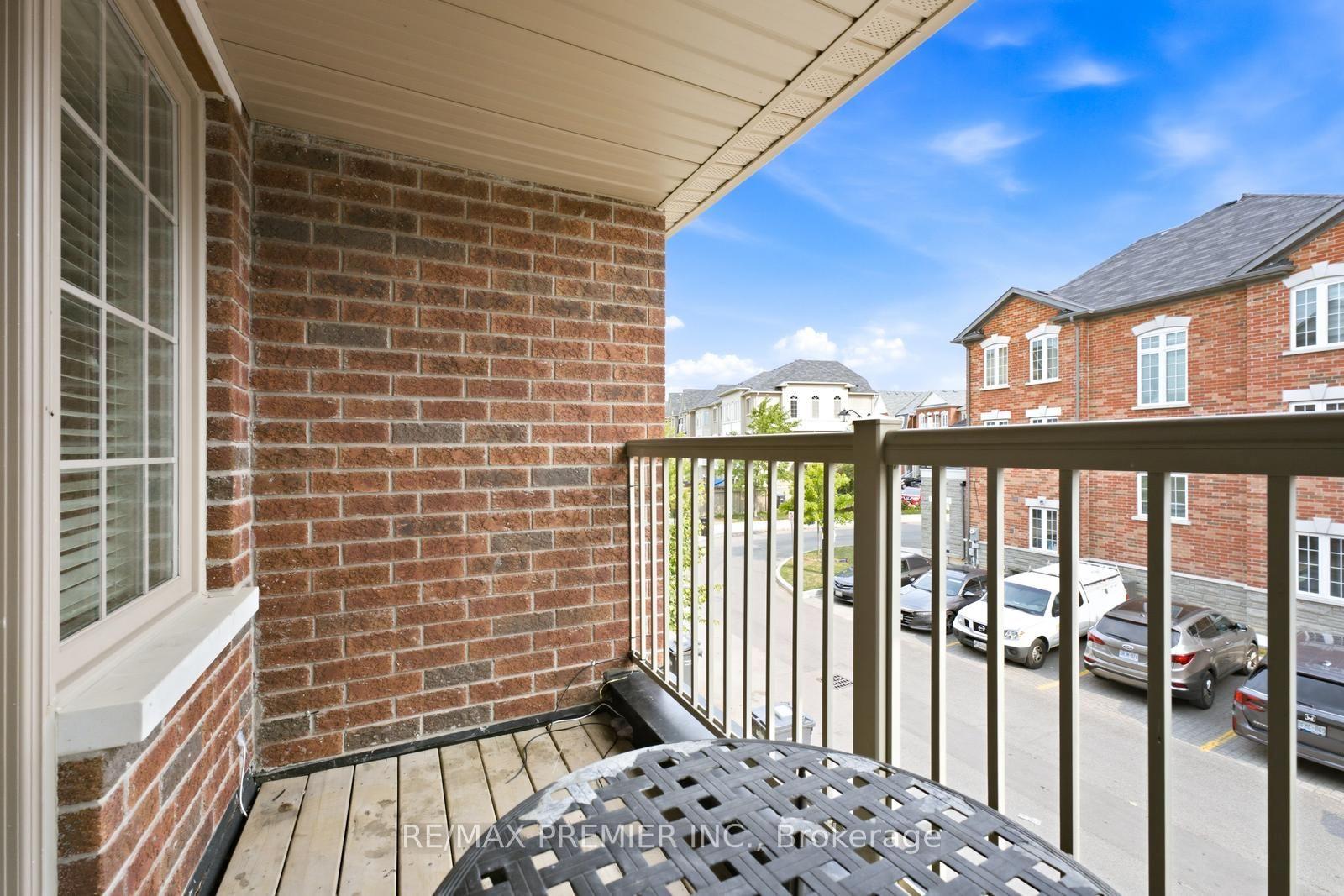 Photo 8 of 32 Shiff Crescent, Brampton, Heart Lake East — HOMEH