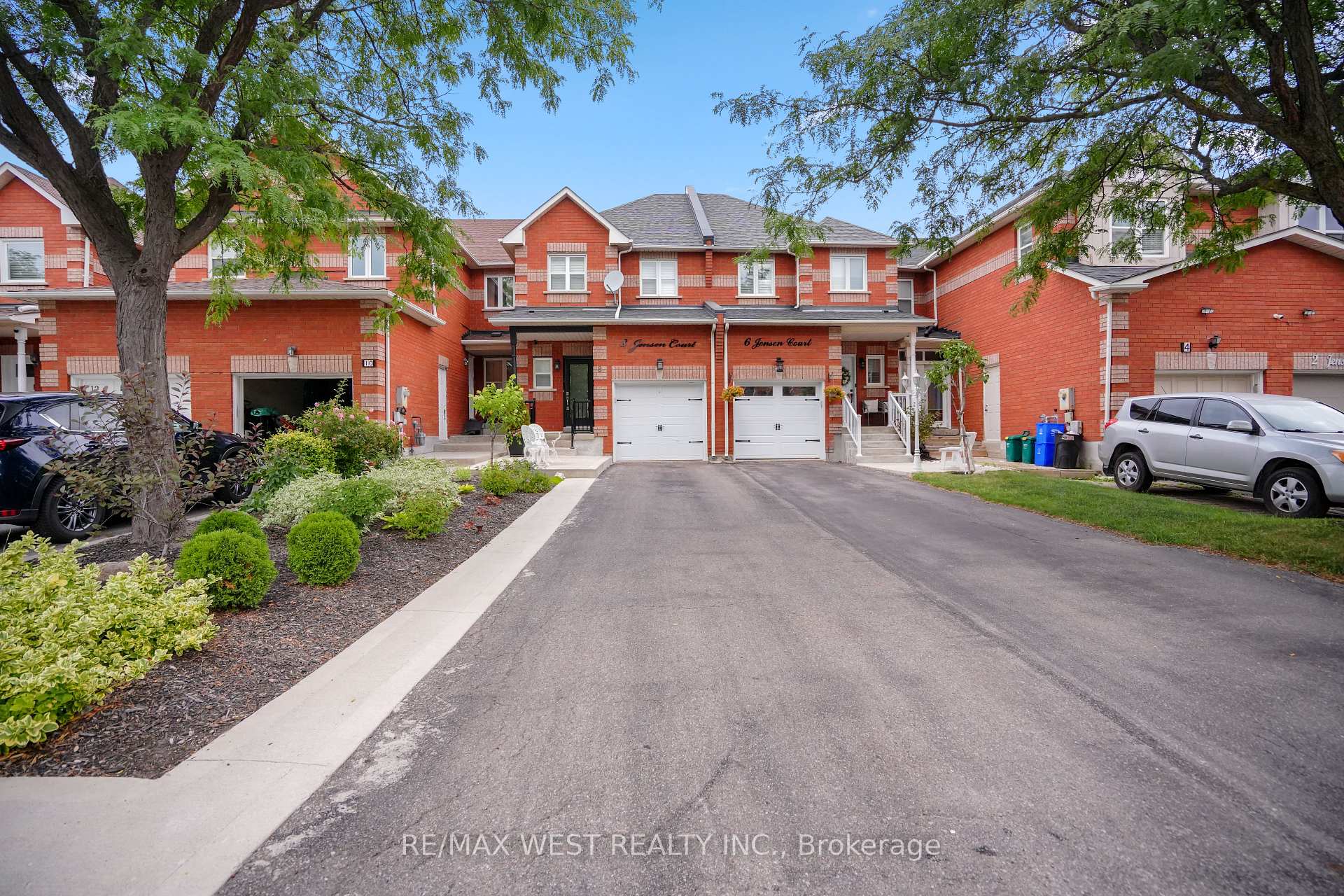 Photo 1 of 8 Jensen Court, Vaughan, Maple — HOMEH