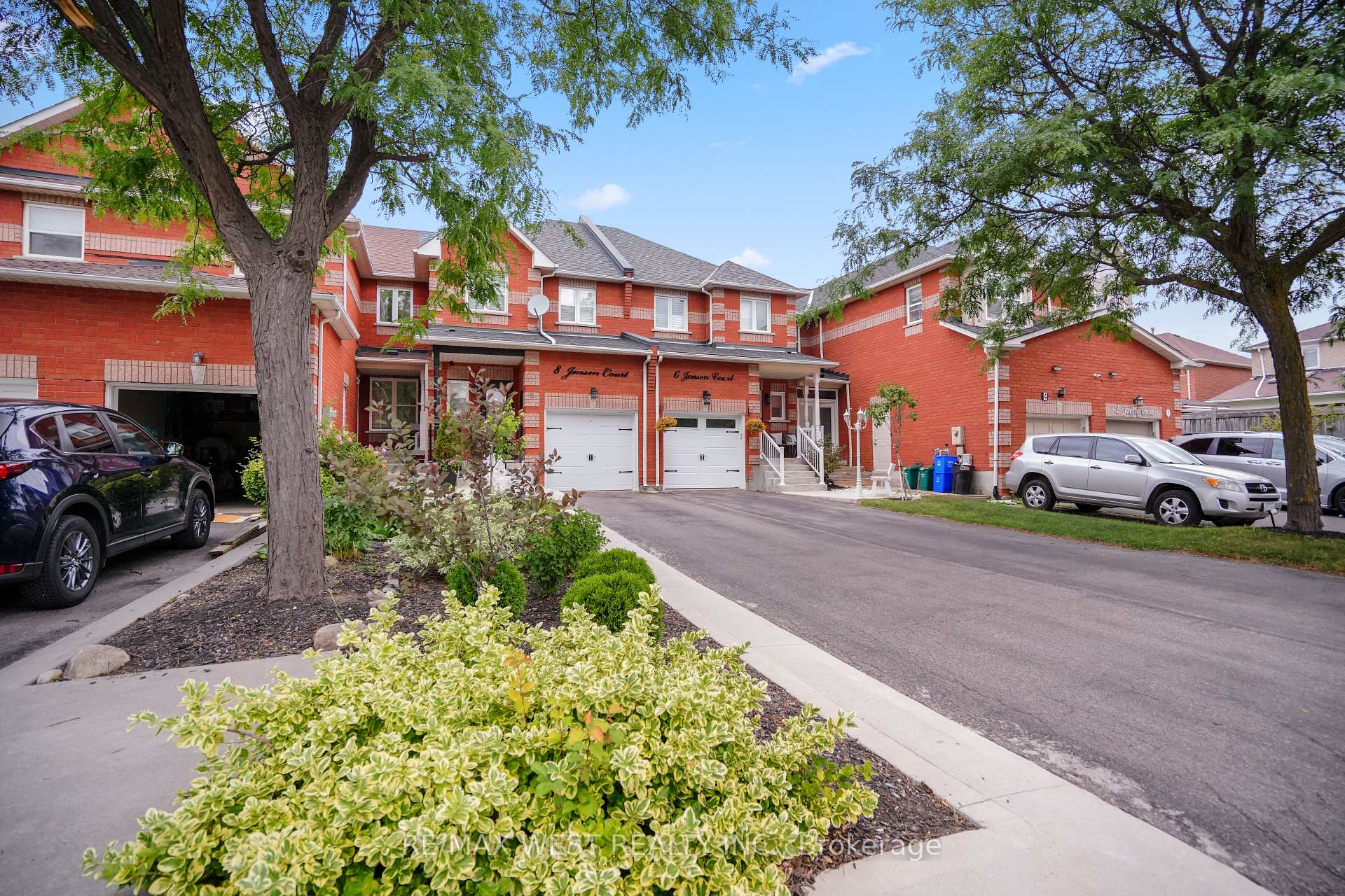 Photo 2 of 8 Jensen Court, Vaughan, Maple — HOMEH