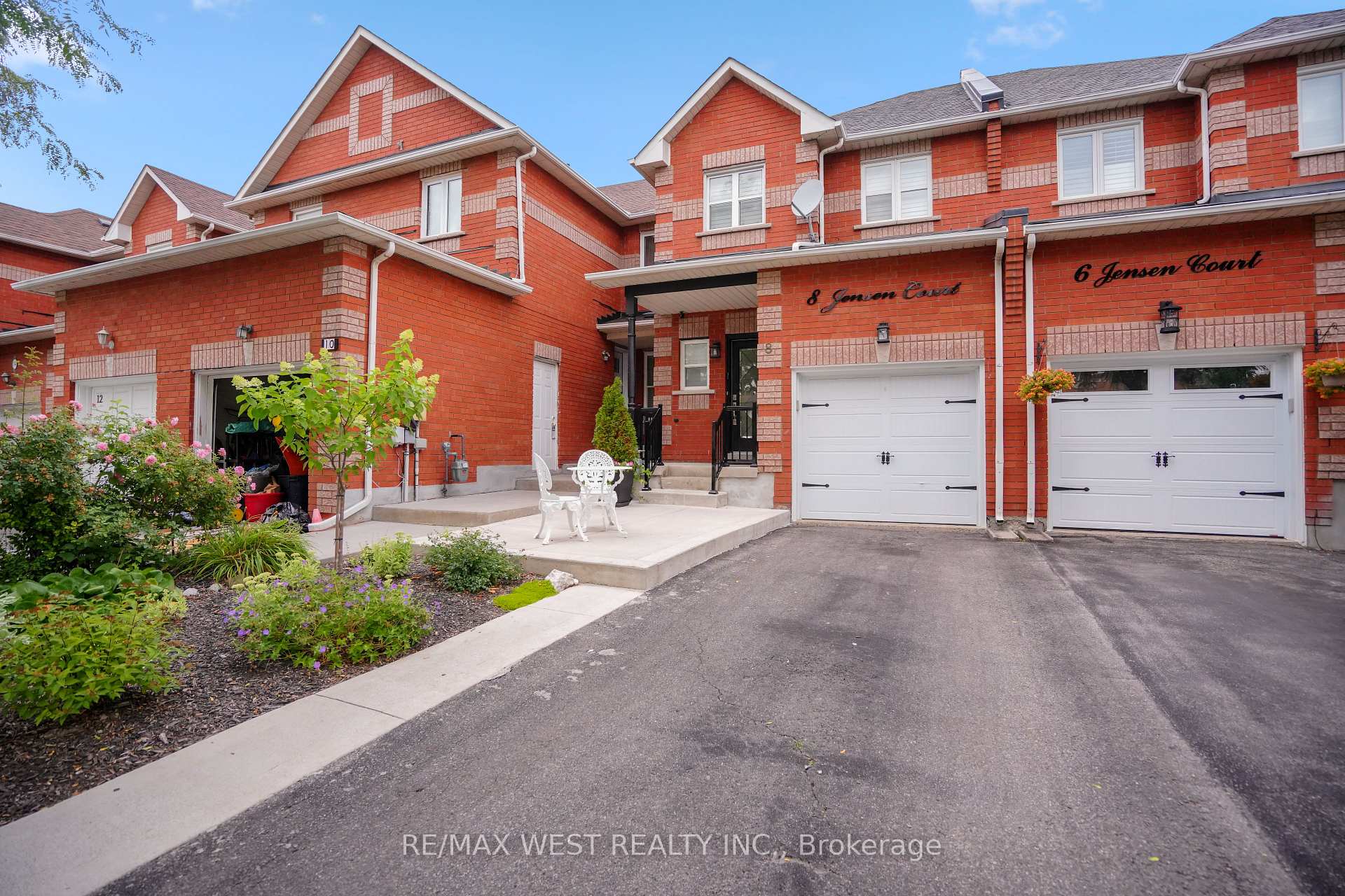Photo 3 of 8 Jensen Court, Vaughan, Maple — HOMEH