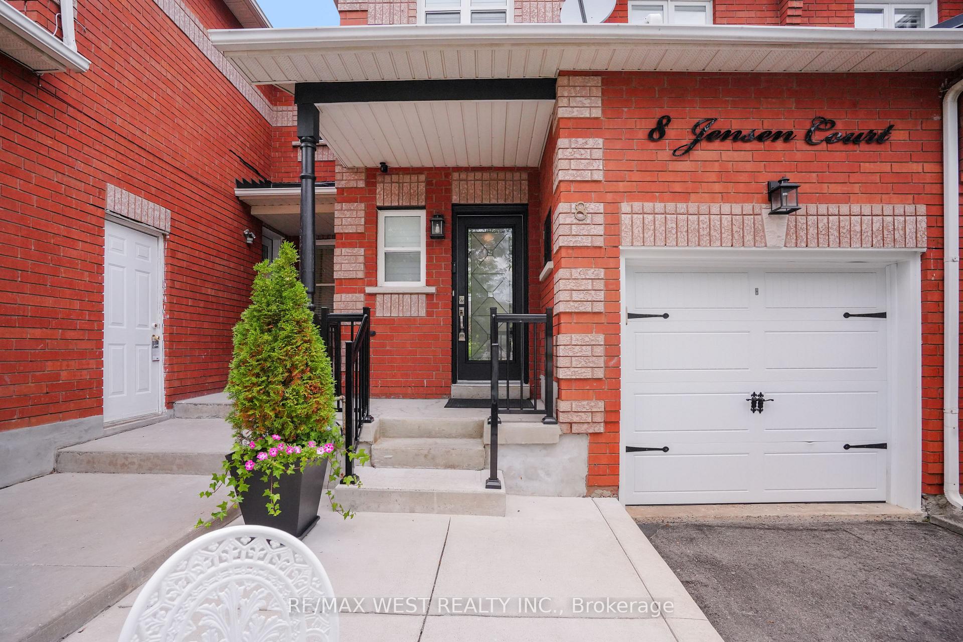Photo 4 of 8 Jensen Court, Vaughan, Maple — HOMEH