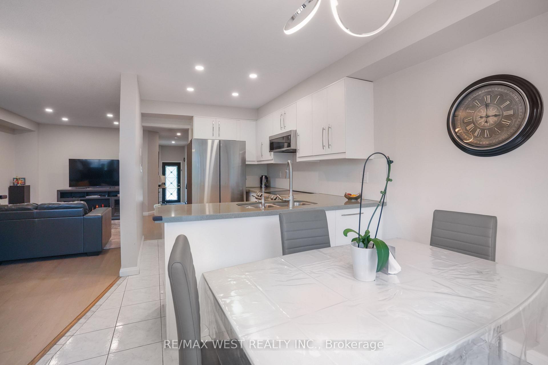Photo 7 of 8 Jensen Court, Vaughan, Maple — HOMEH