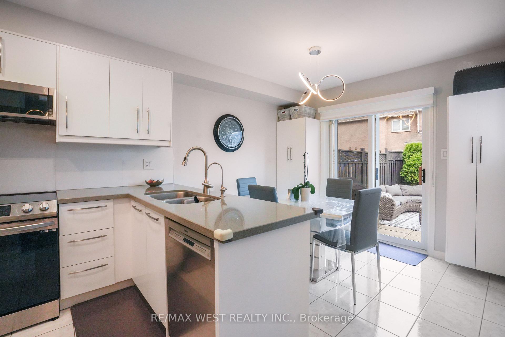 Photo 8 of 8 Jensen Court, Vaughan, Maple — HOMEH