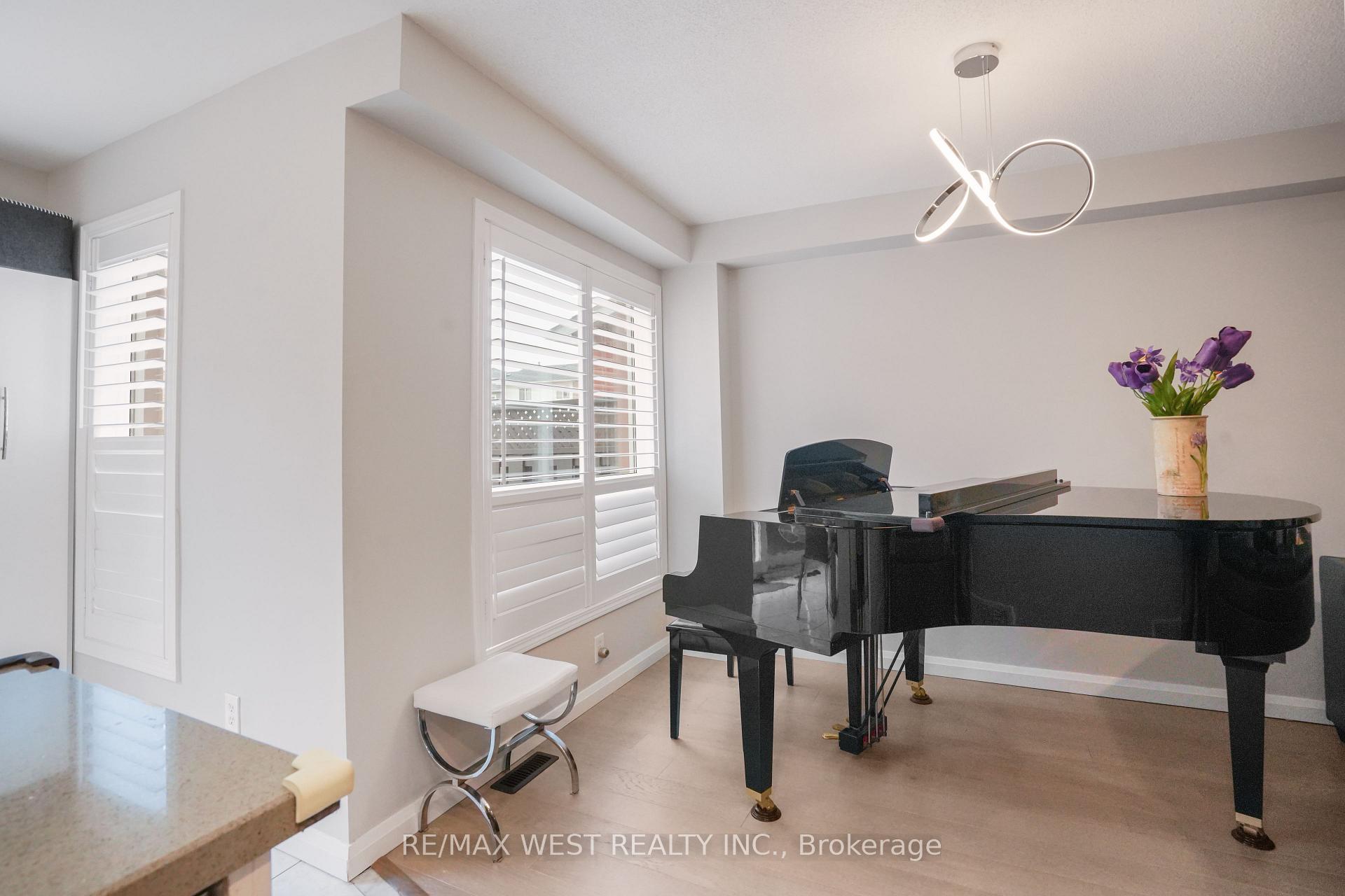 Photo 9 of 8 Jensen Court, Vaughan, Maple — HOMEH