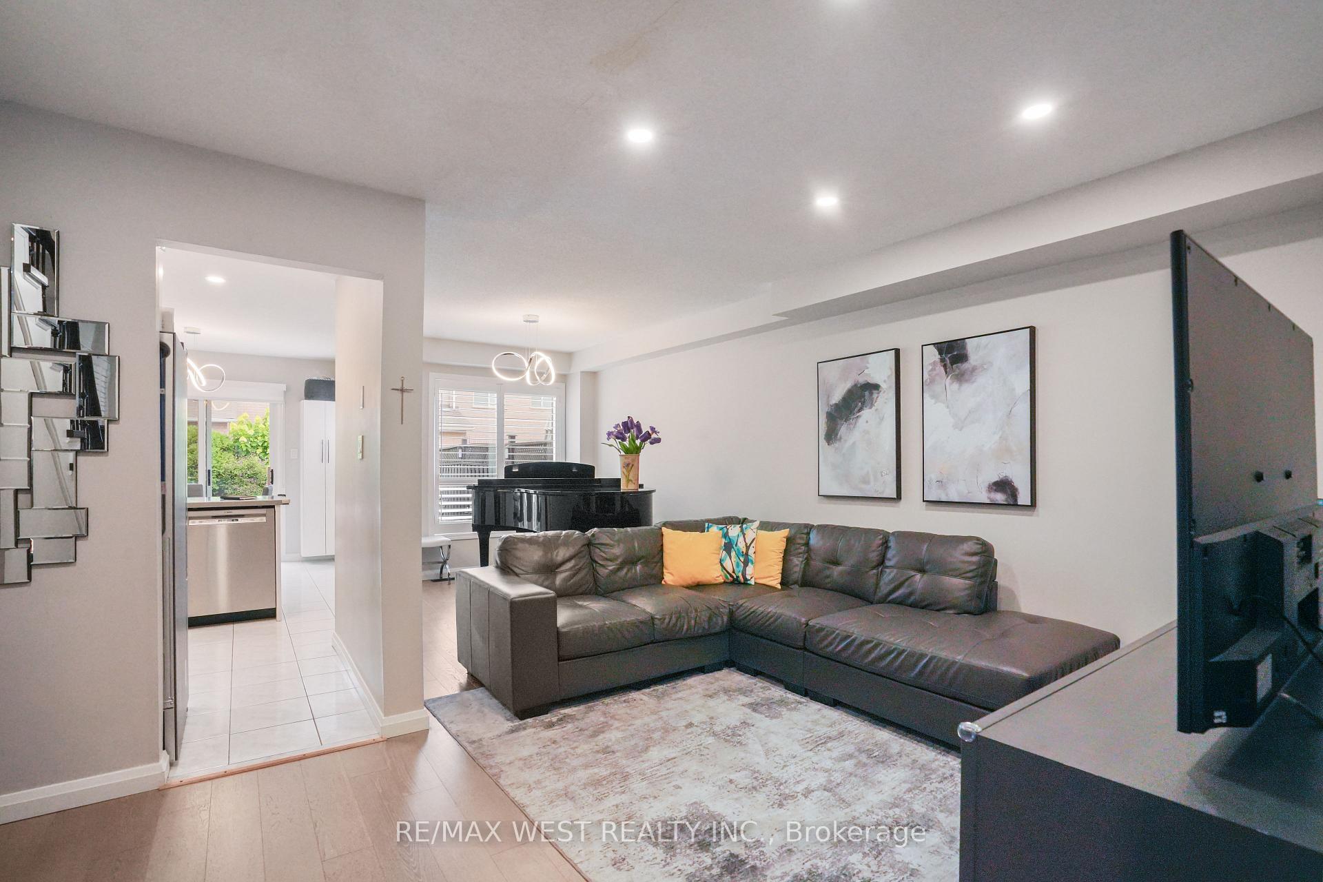 Photo 10 of 8 Jensen Court, Vaughan, Maple — HOMEH