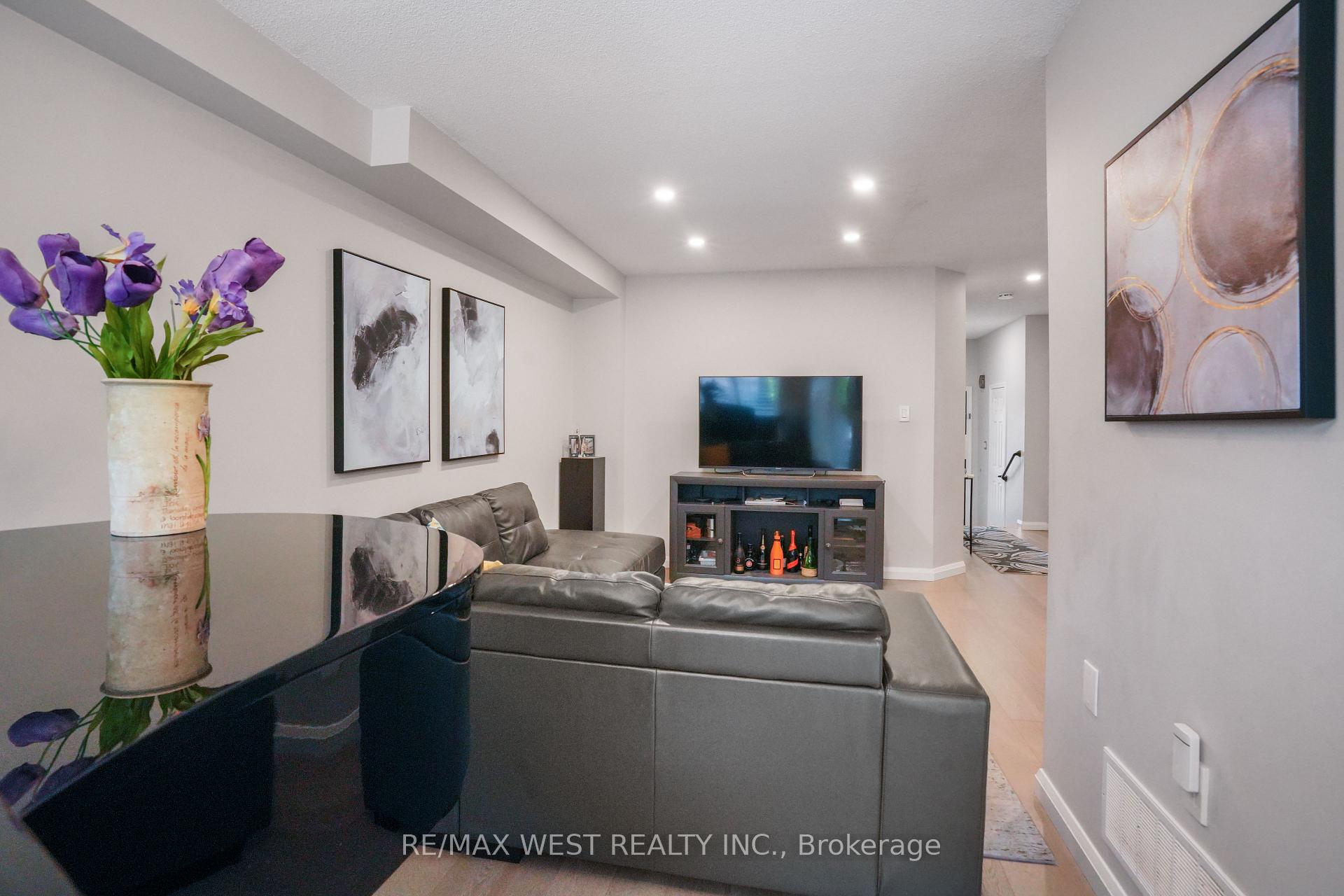 Photo 11 of 8 Jensen Court, Vaughan, Maple — HOMEH