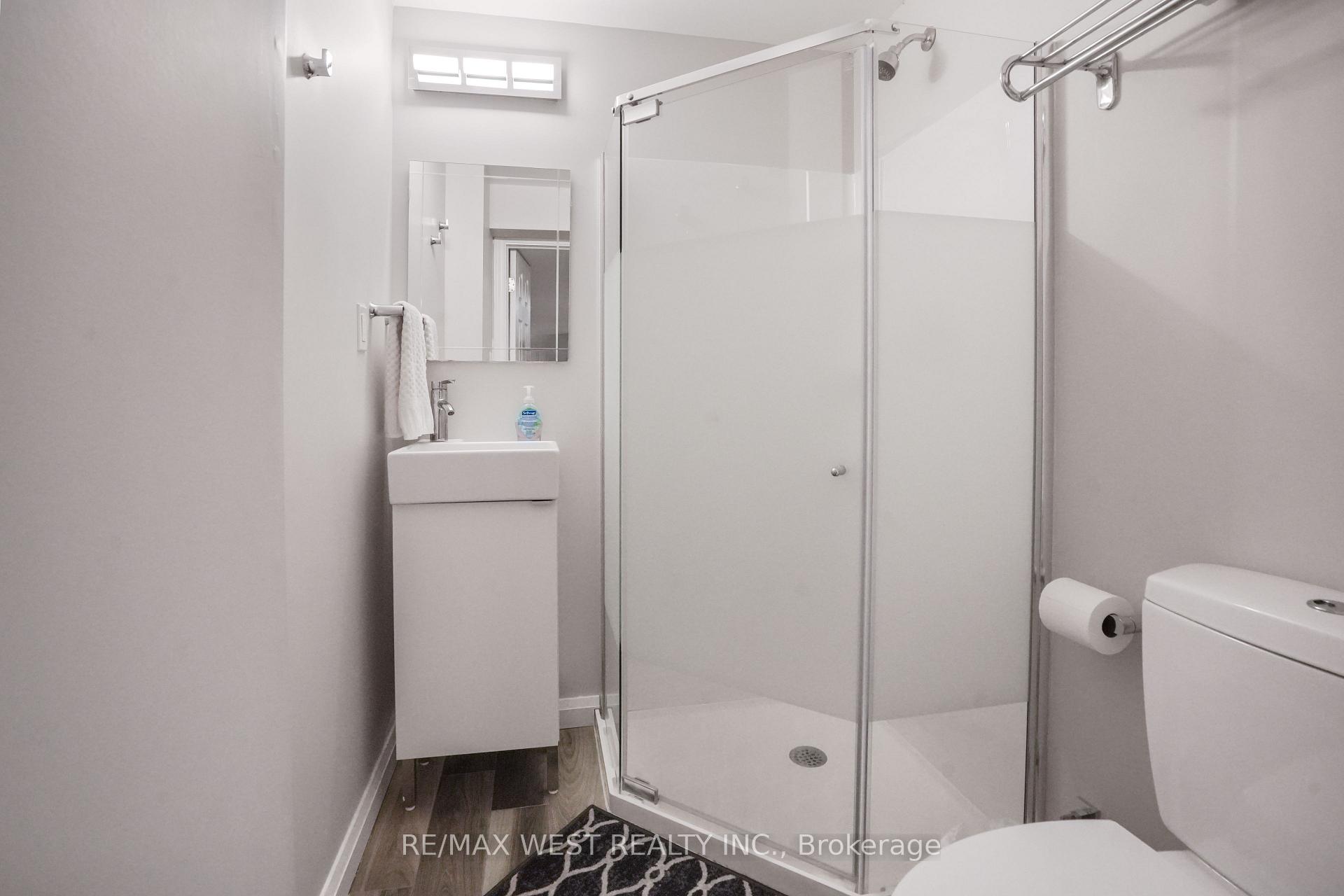Photo 14 of 8 Jensen Court, Vaughan, Maple — HOMEH