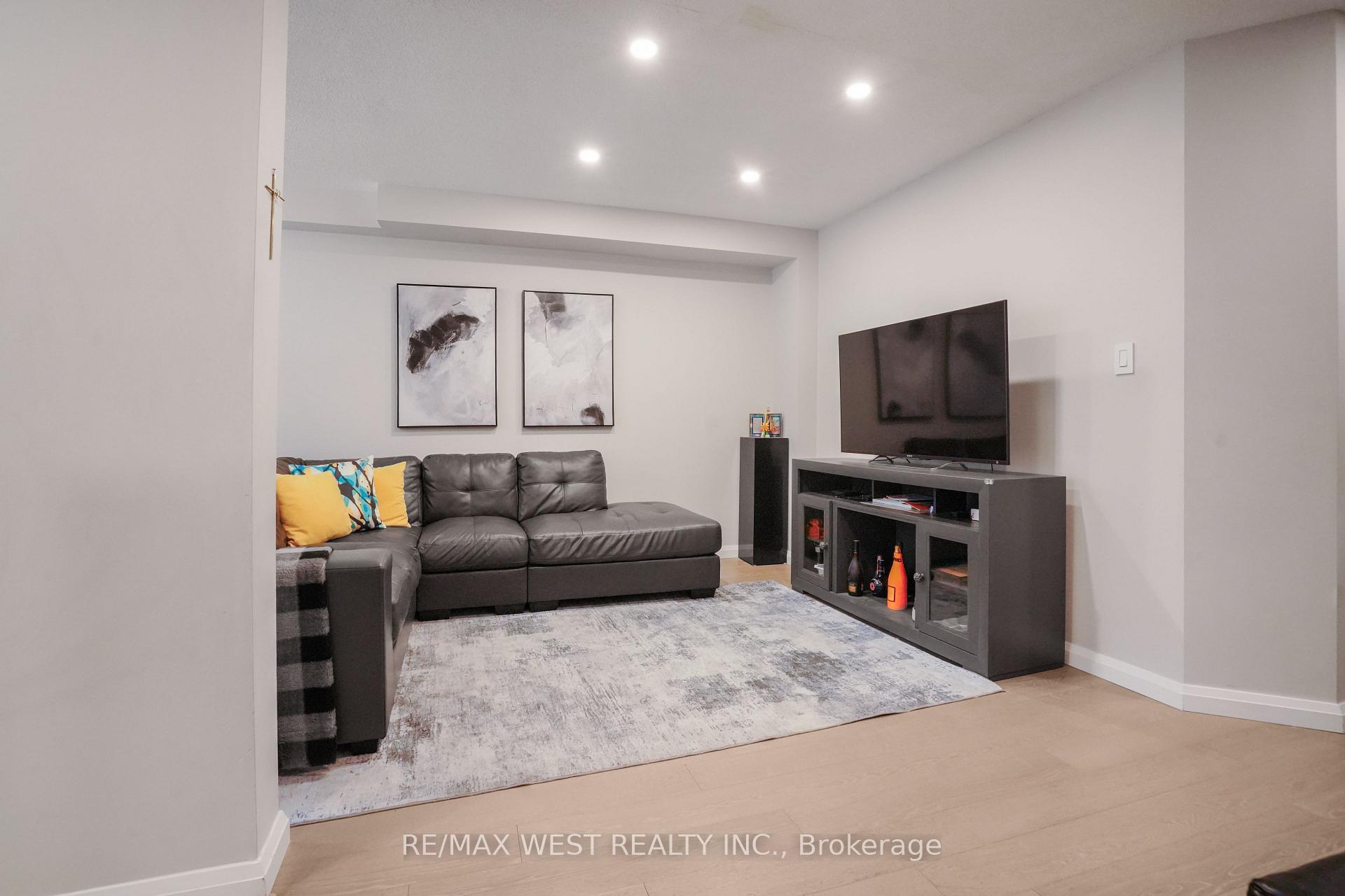 Photo 12 of 8 Jensen Court, Vaughan, Maple — HOMEH