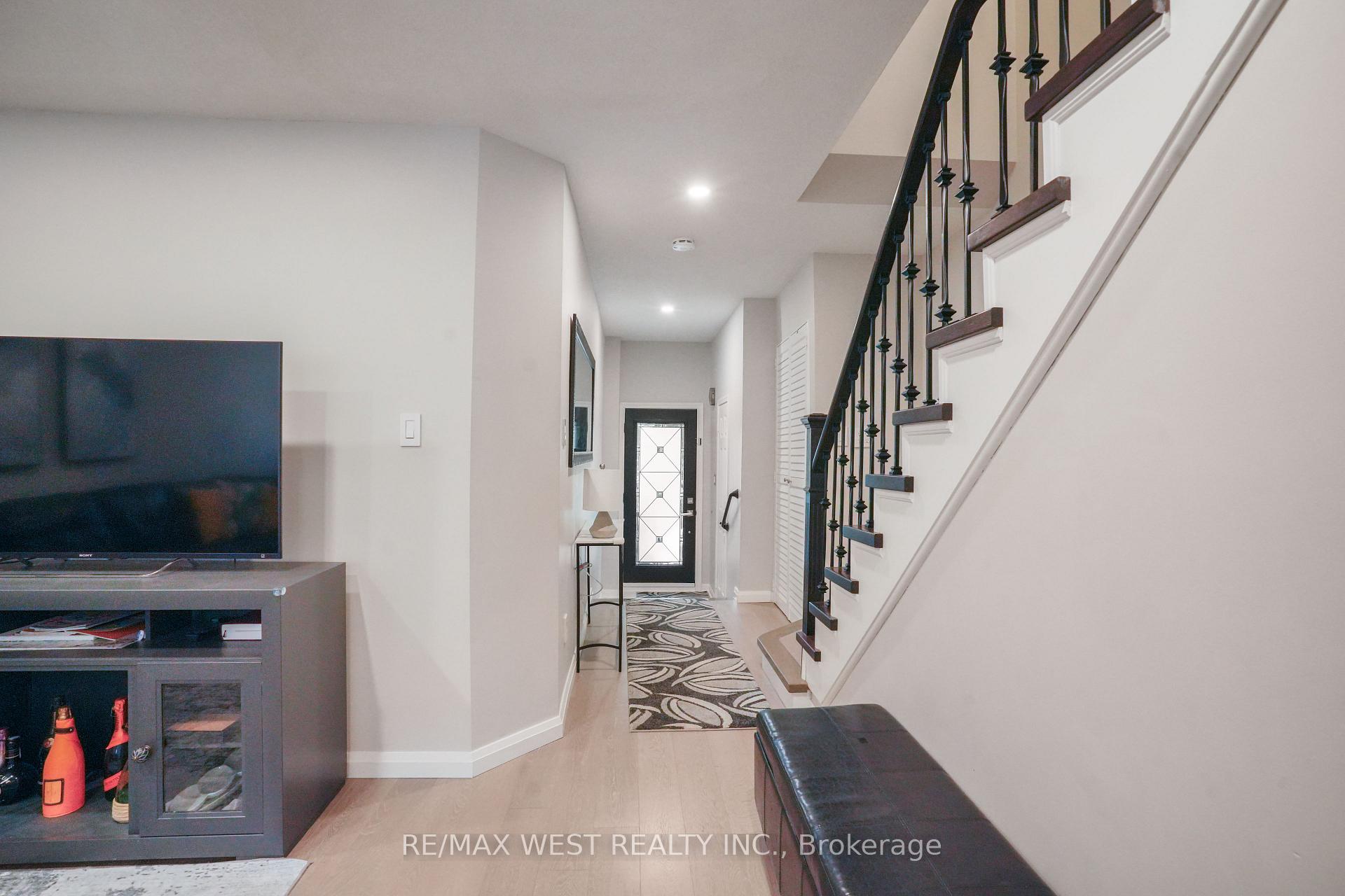 Photo 6 of 8 Jensen Court, Vaughan, Maple — HOMEH