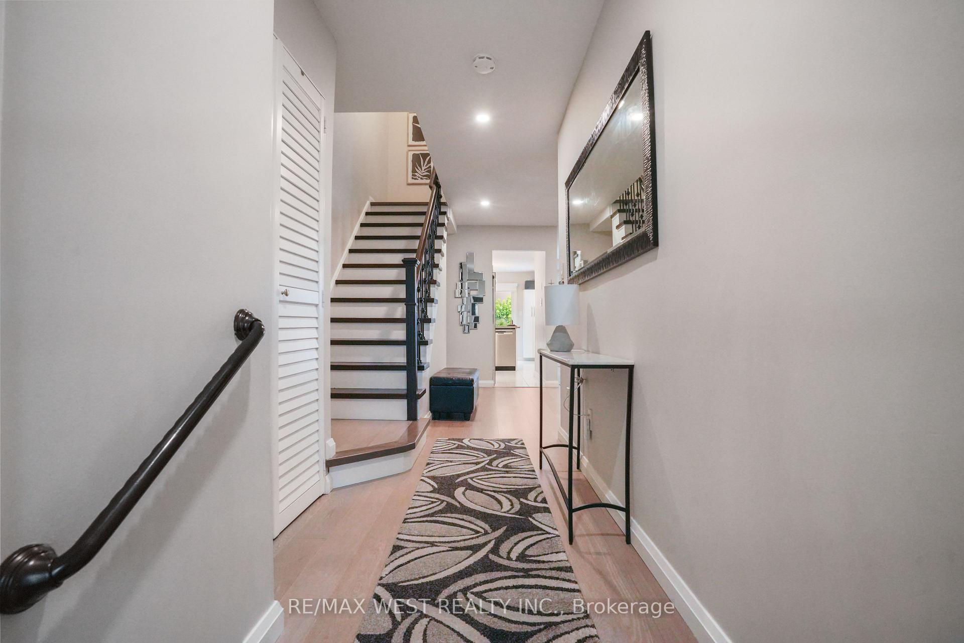 Photo 5 of 8 Jensen Court, Vaughan, Maple — HOMEH
