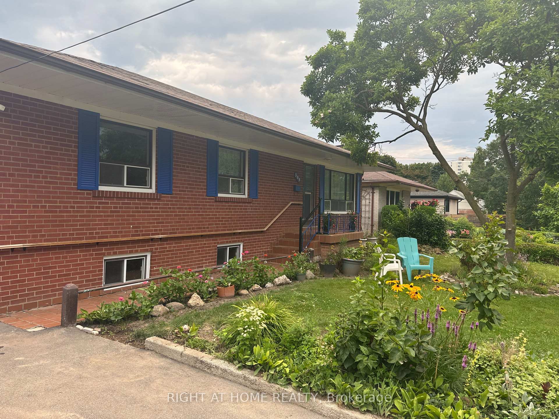 Front of 309 Queen Mary Drive