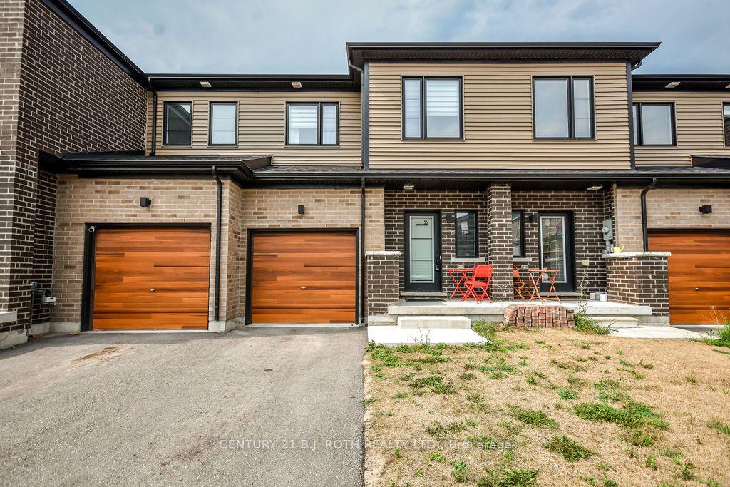 Photo 3 of 35 Pumpkin Corner Crescent, Barrie, Rural Barrie Southeast — HOMEH