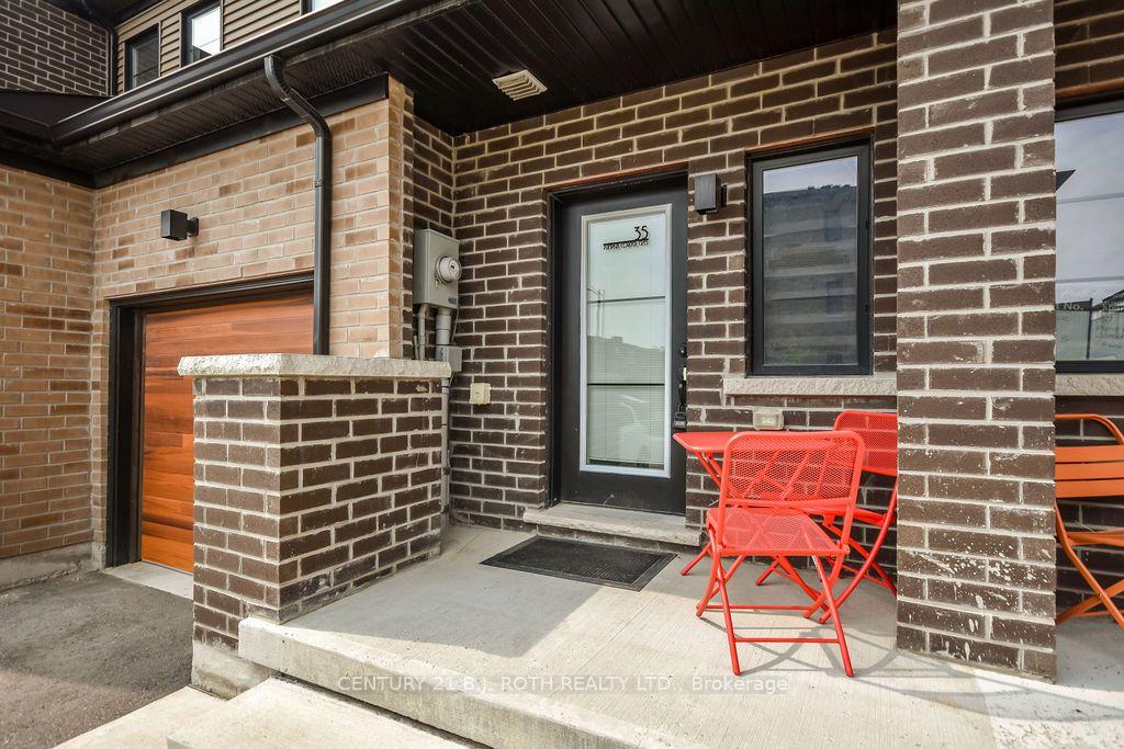 Photo 4 of 35 Pumpkin Corner Crescent, Barrie, Rural Barrie Southeast — HOMEH