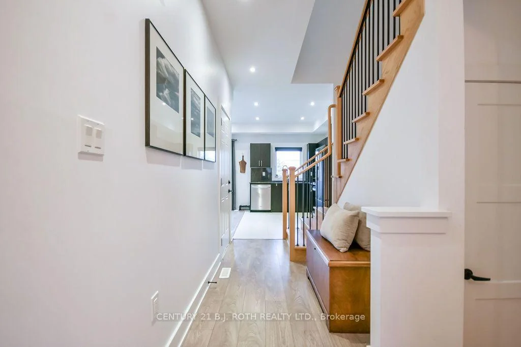Photo 11 of 35 Pumpkin Corner Crescent, Barrie, Rural Barrie Southeast — HOMEH