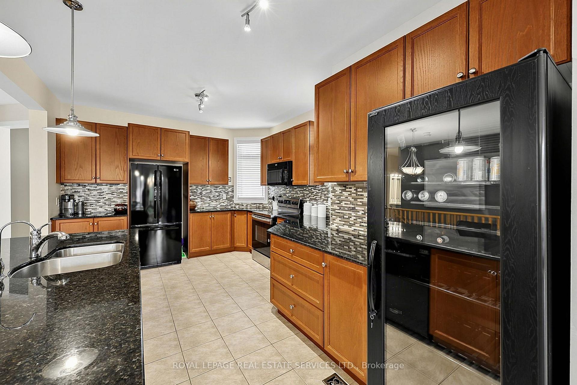 Photo 9 of 17 Leeward Circle, Wasaga Beach — HOMEH