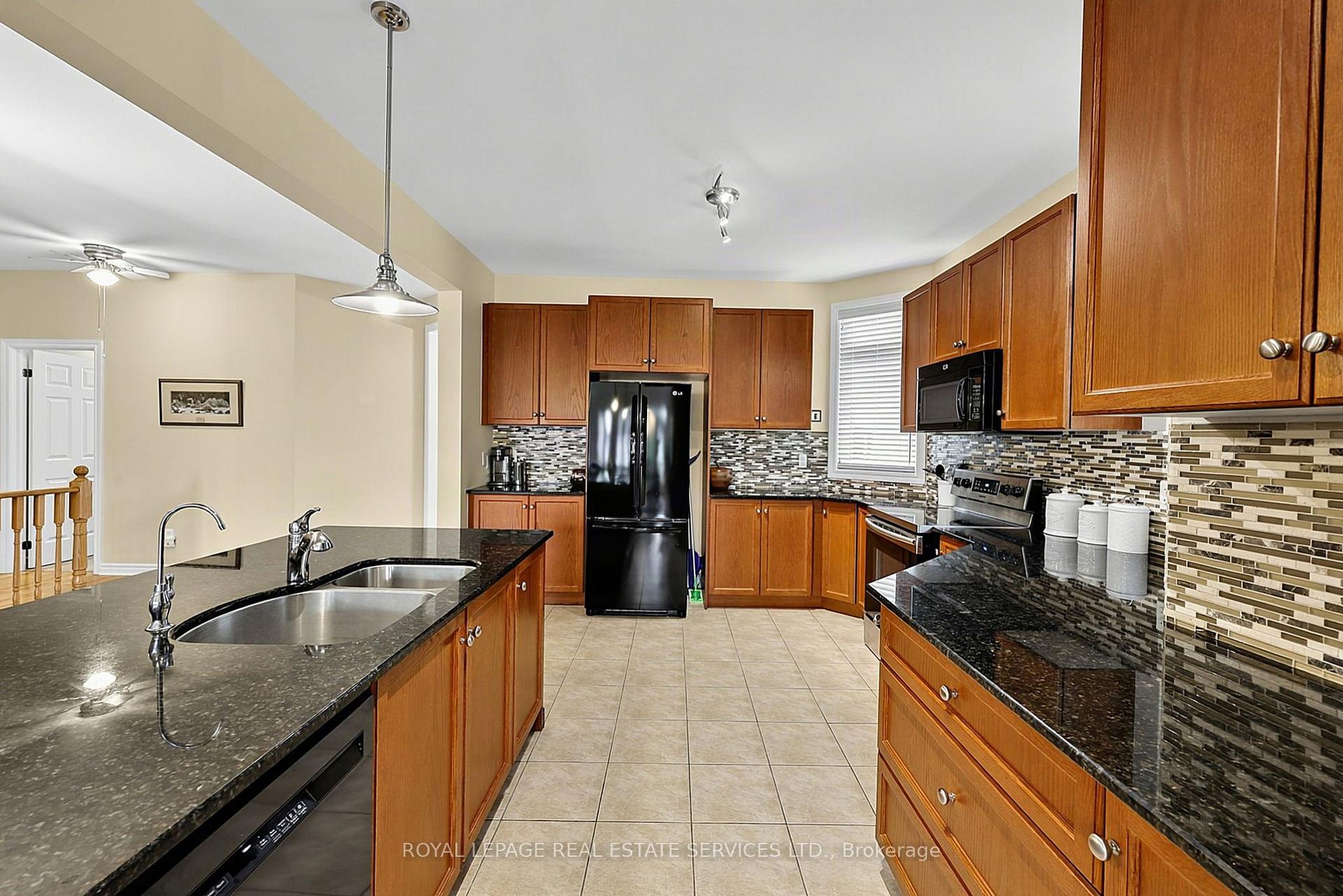 Photo 10 of 17 Leeward Circle, Wasaga Beach — HOMEH