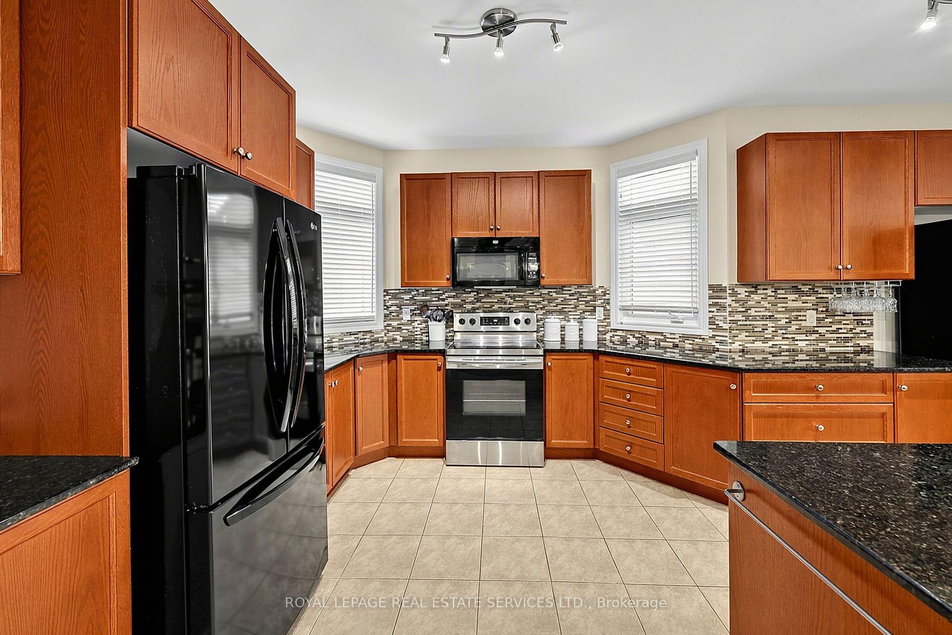Photo 13 of 17 Leeward Circle, Wasaga Beach — HOMEH