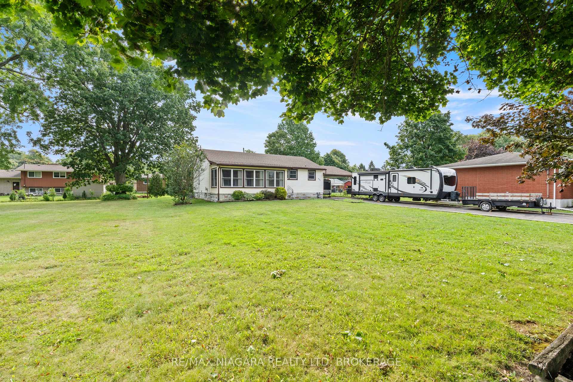 Photo 3 of 466 Clare Avenue, Welland, Prince Charles — HOMEH