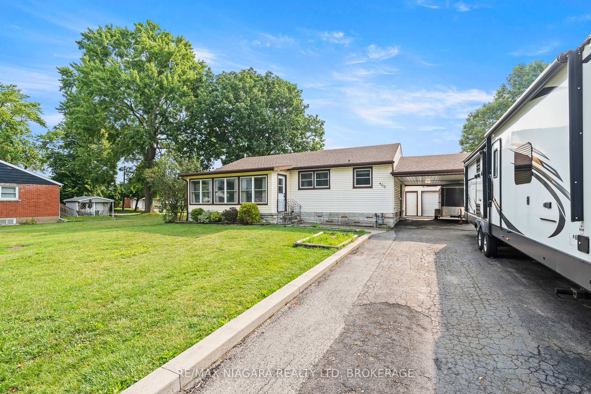Photo 5 of 466 Clare Avenue, Welland, Prince Charles — HOMEH