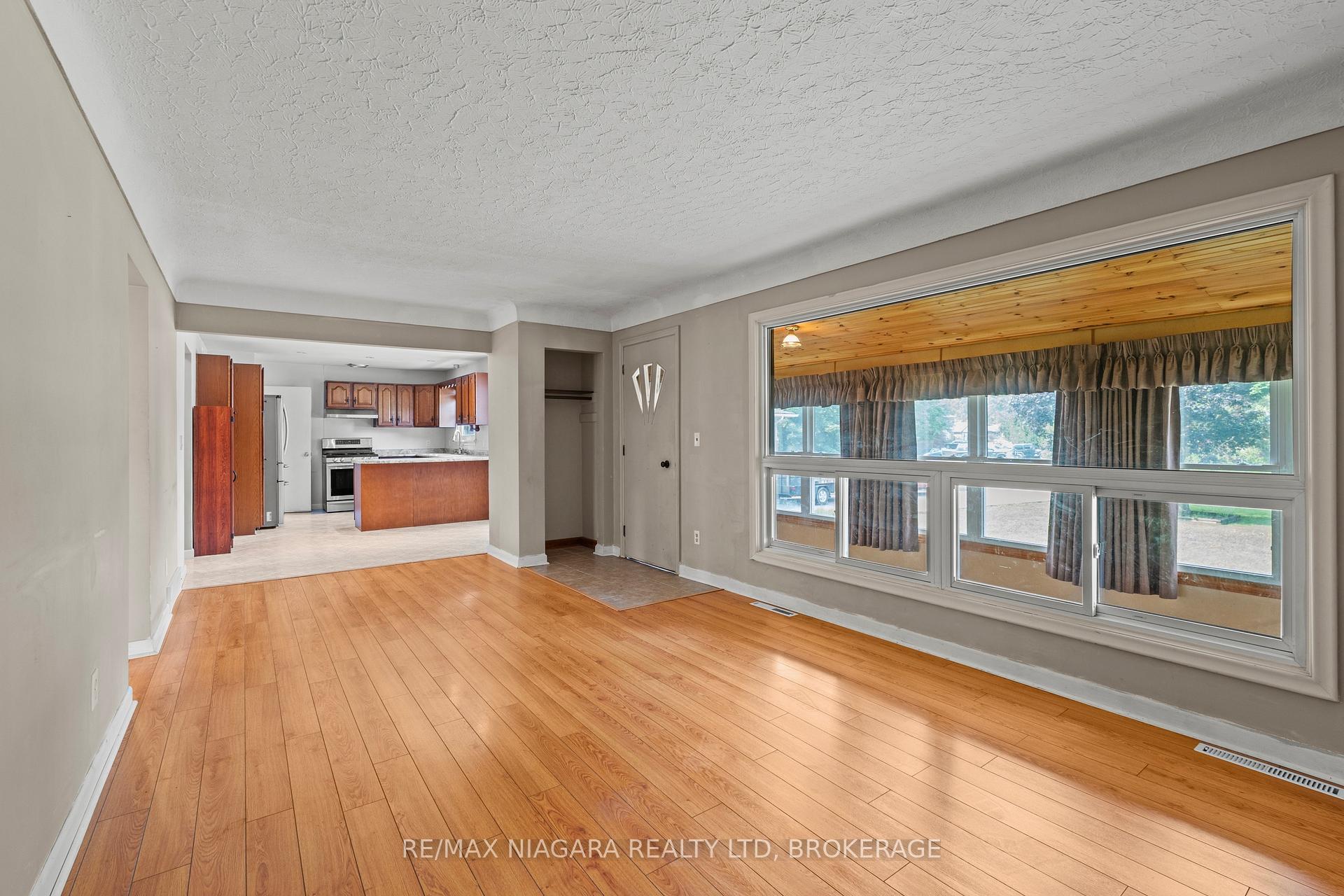 Photo 9 of 466 Clare Avenue, Welland, Prince Charles — HOMEH