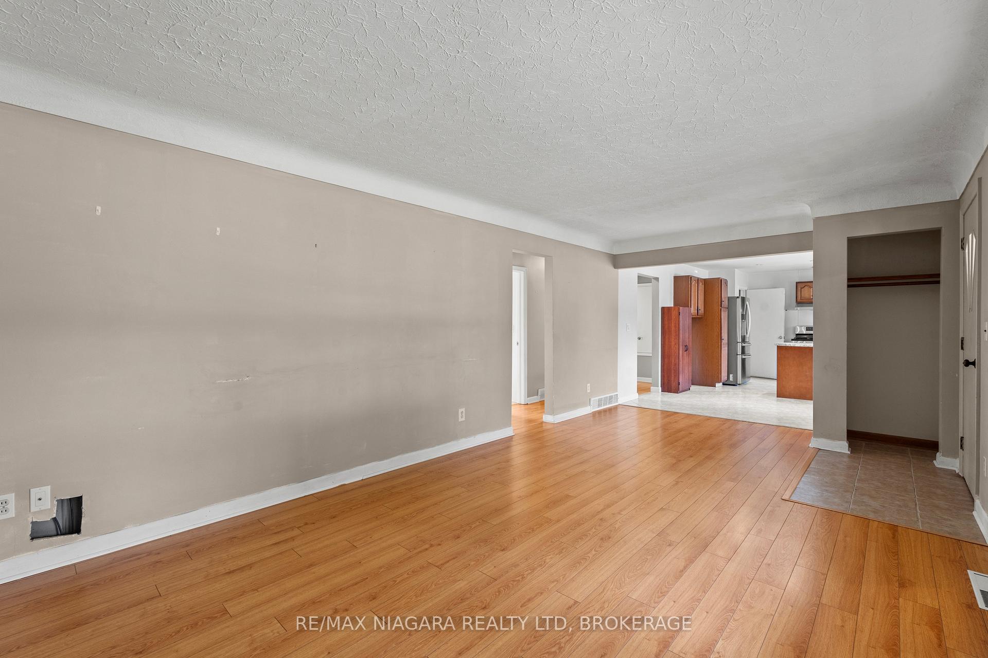 Photo 10 of 466 Clare Avenue, Welland, Prince Charles — HOMEH