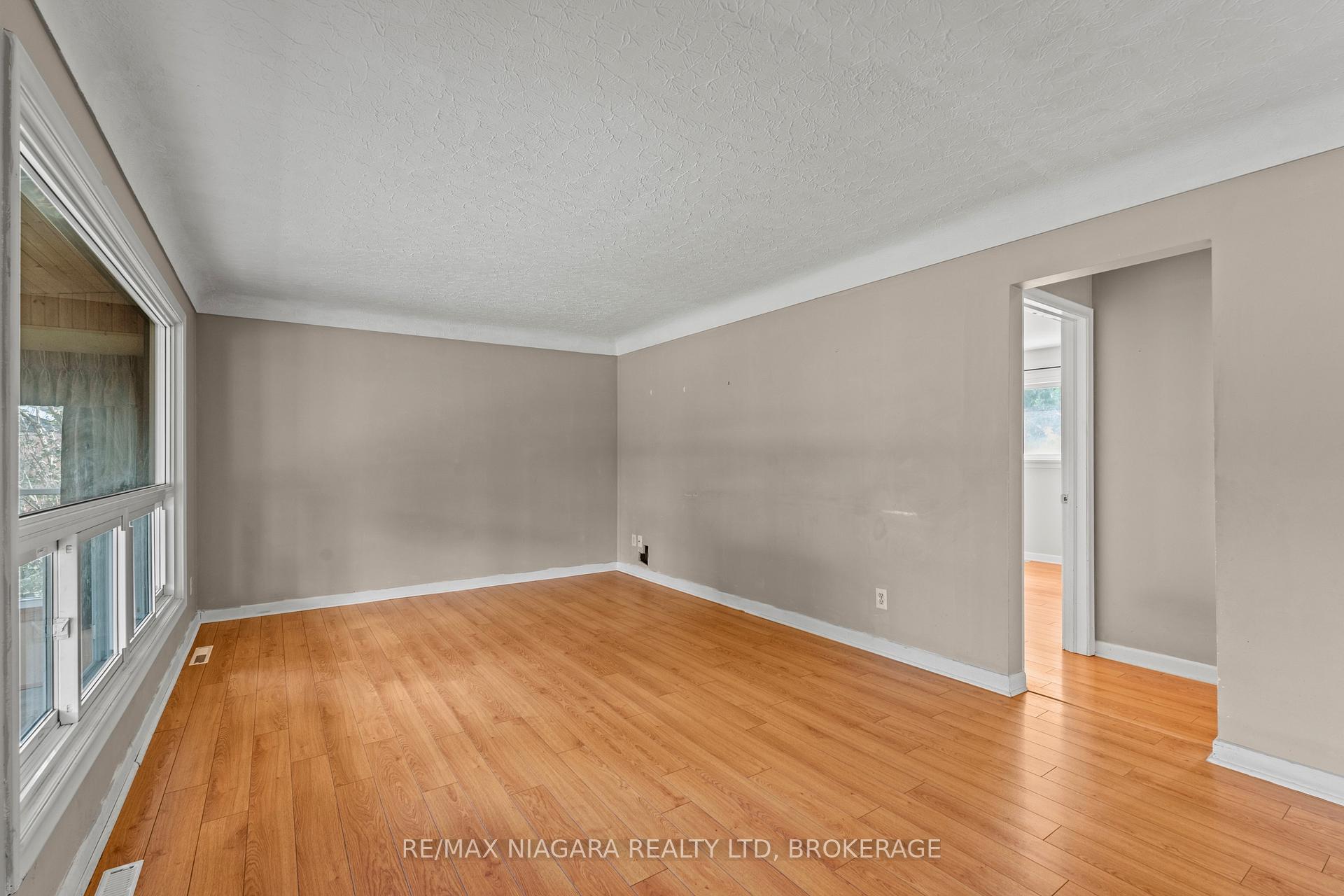 Photo 11 of 466 Clare Avenue, Welland, Prince Charles — HOMEH