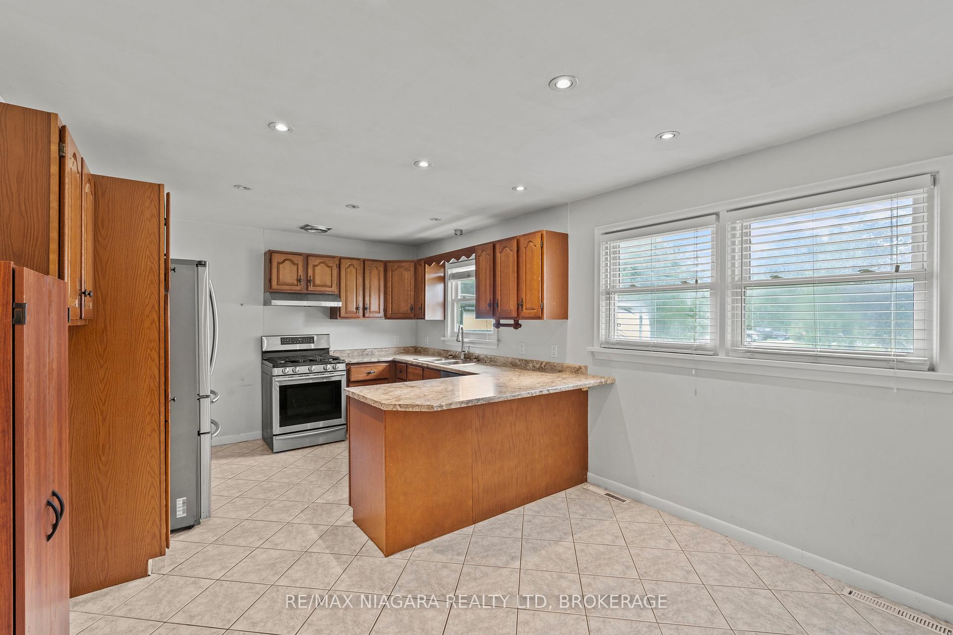 Photo 13 of 466 Clare Avenue, Welland, Prince Charles — HOMEH