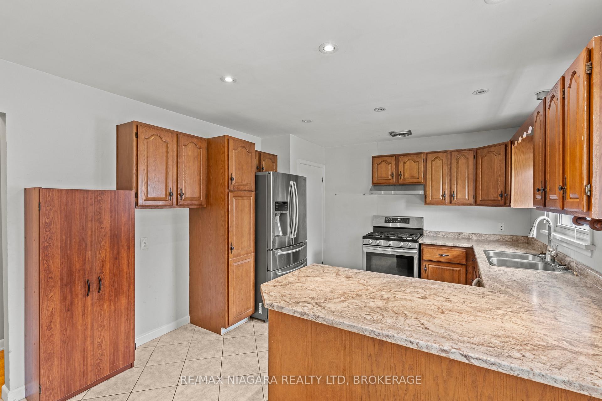 Photo 14 of 466 Clare Avenue, Welland, Prince Charles — HOMEH