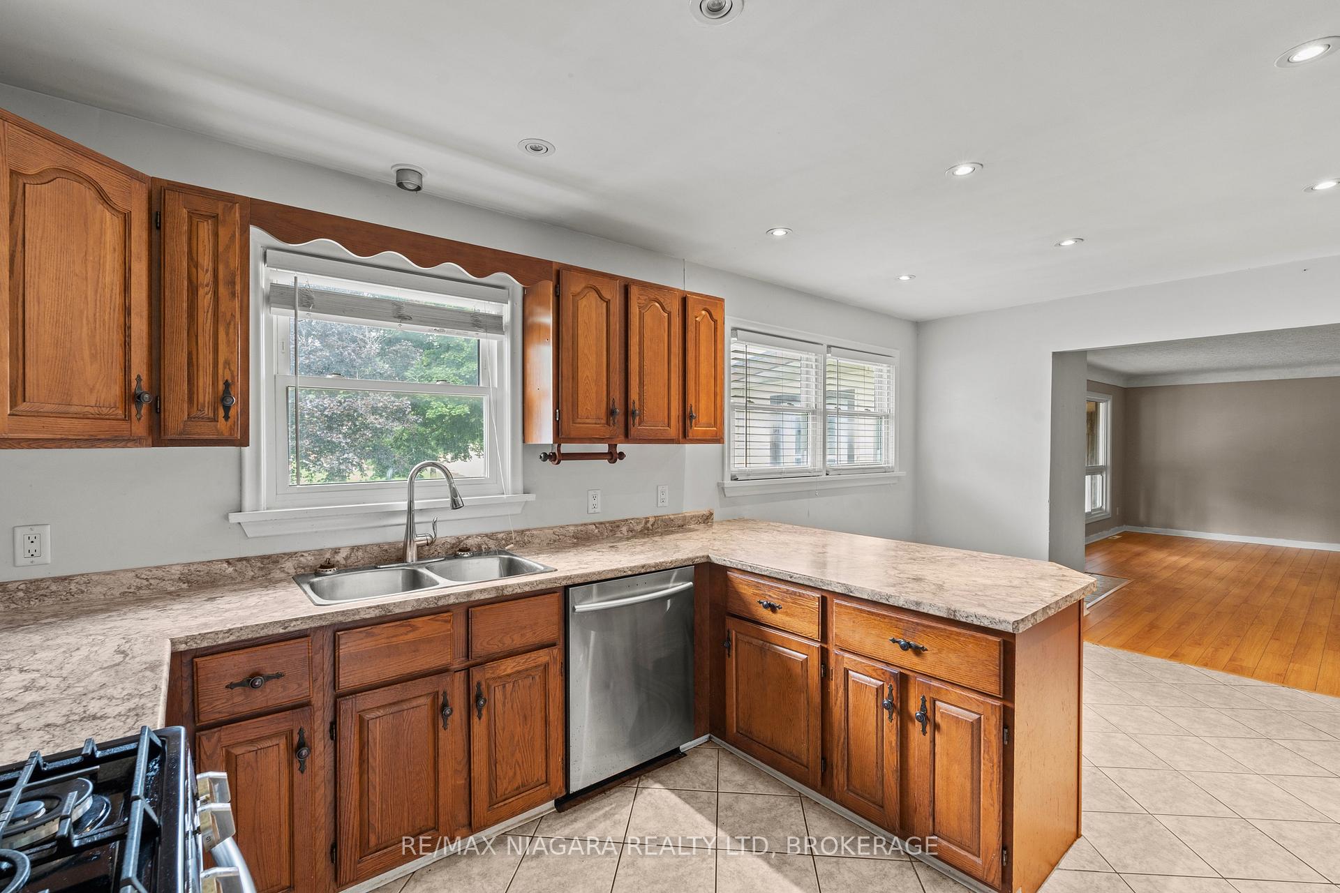 Photo 15 of 466 Clare Avenue, Welland, Prince Charles — HOMEH
