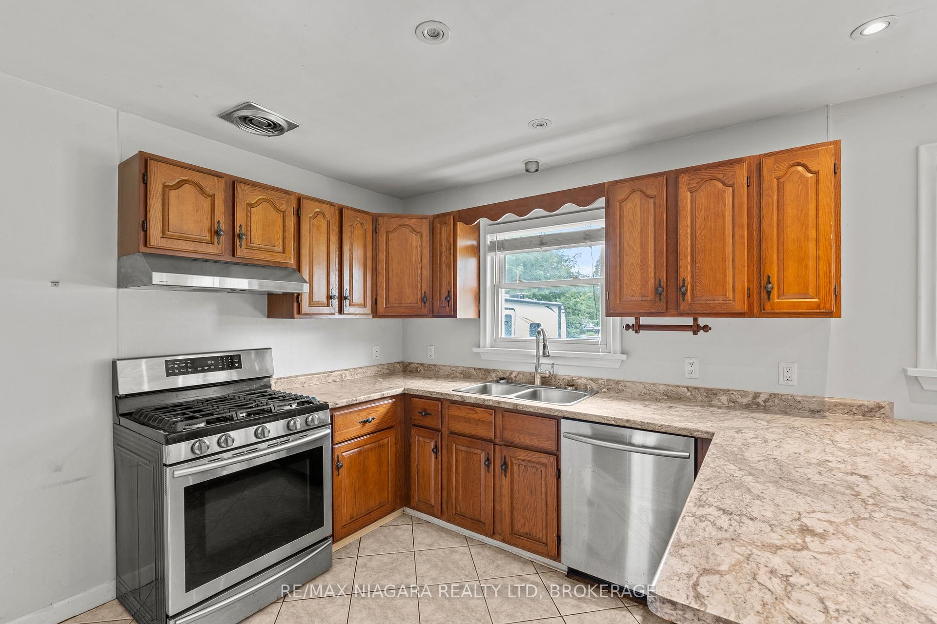 Photo 16 of 466 Clare Avenue, Welland, Prince Charles — HOMEH