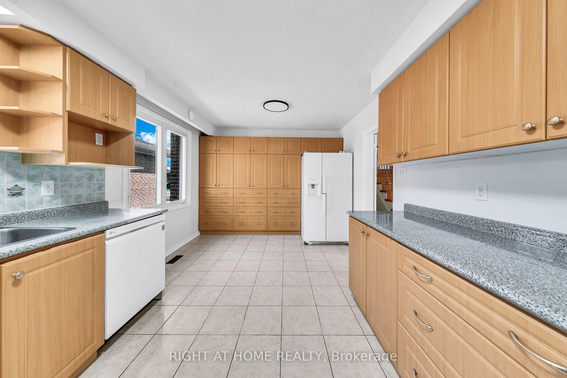 Photo 8 of 88 Peckham Avenue, North York, Newtonbrook West — HOMEH