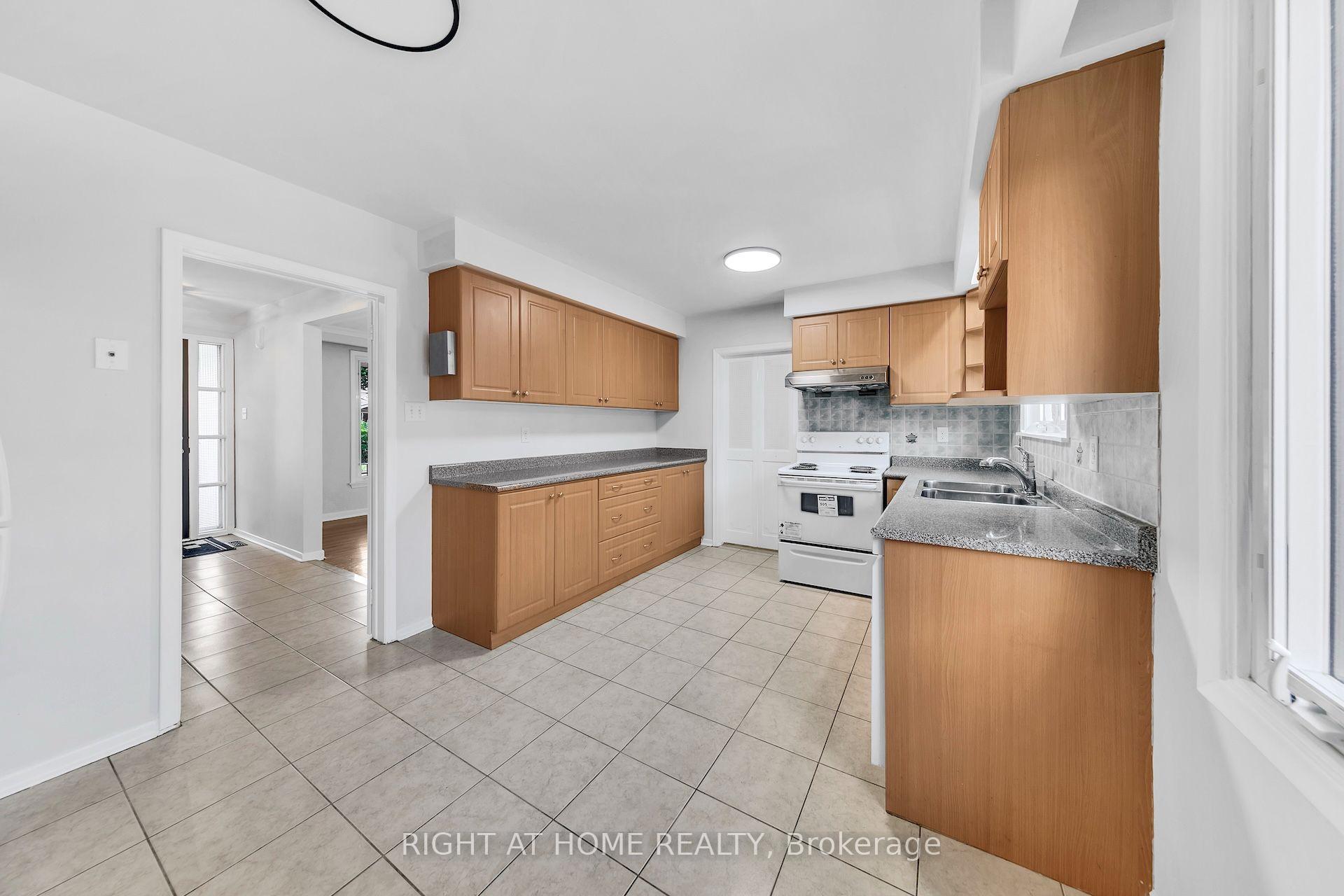 Photo 9 of 88 Peckham Avenue, North York, Newtonbrook West — HOMEH