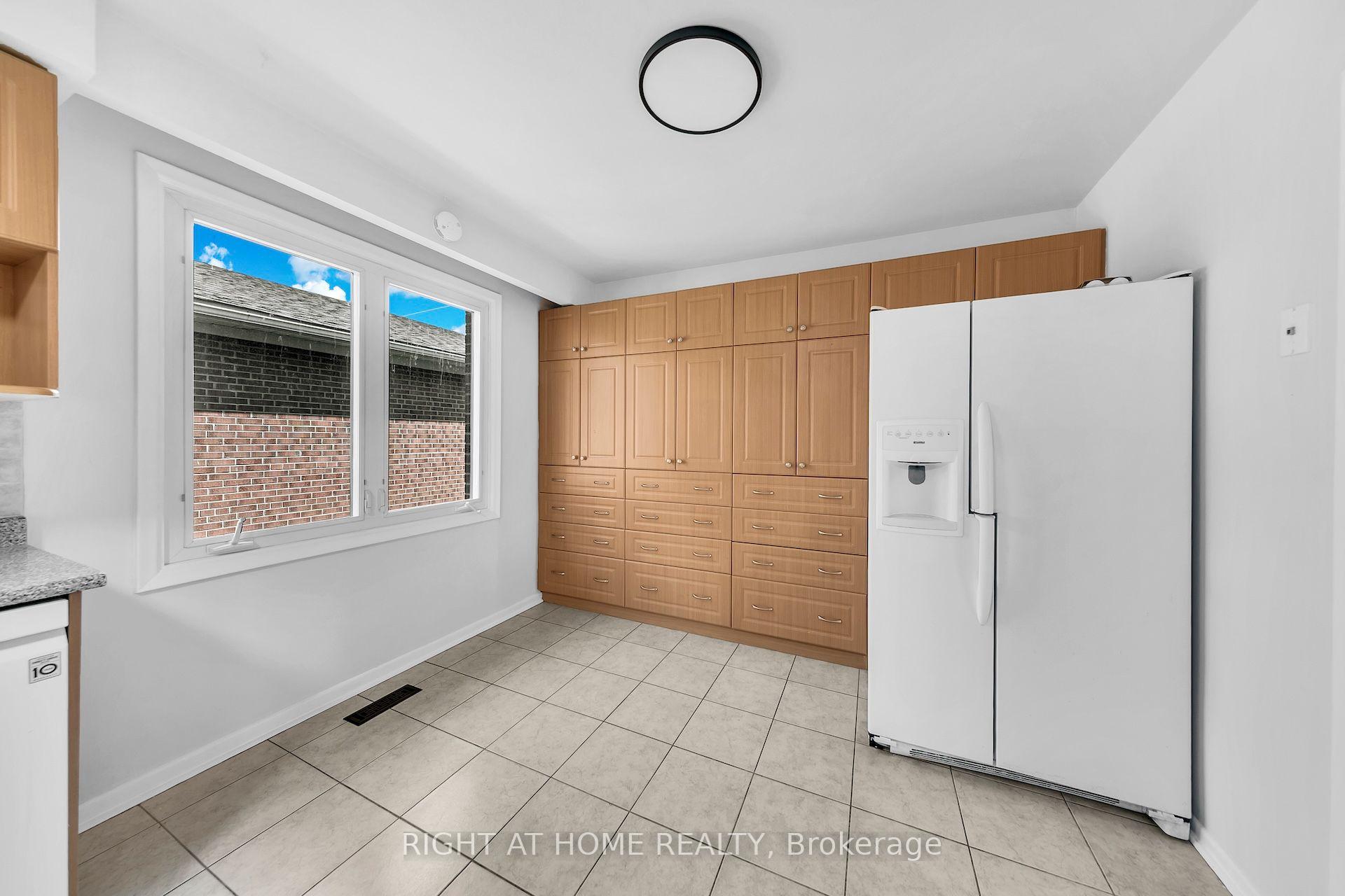 Photo 10 of 88 Peckham Avenue, North York, Newtonbrook West — HOMEH