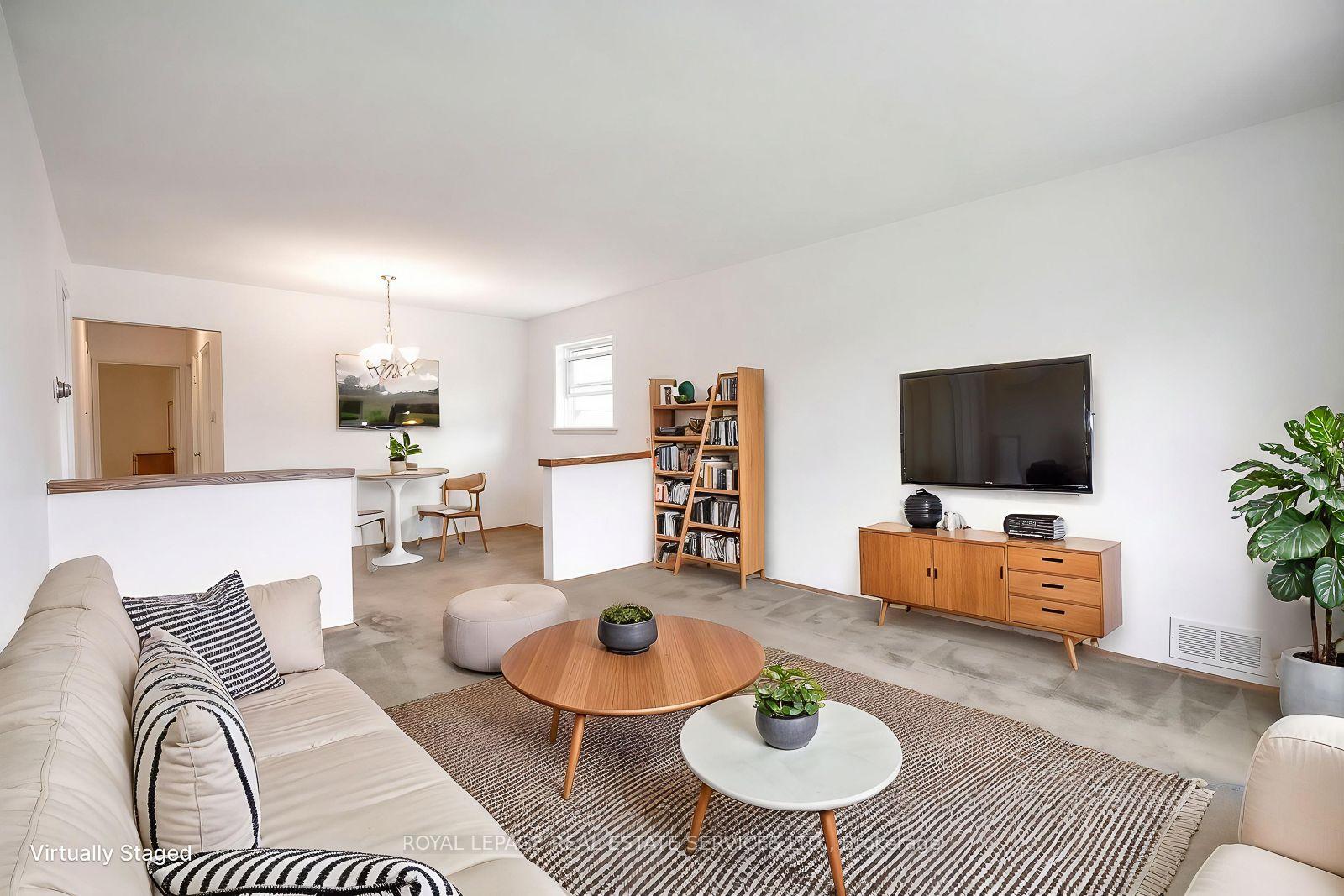 Photo 6 of 42 Black Creek Boulevard, Toronto, Rockcliffe-Smythe — HOMEH