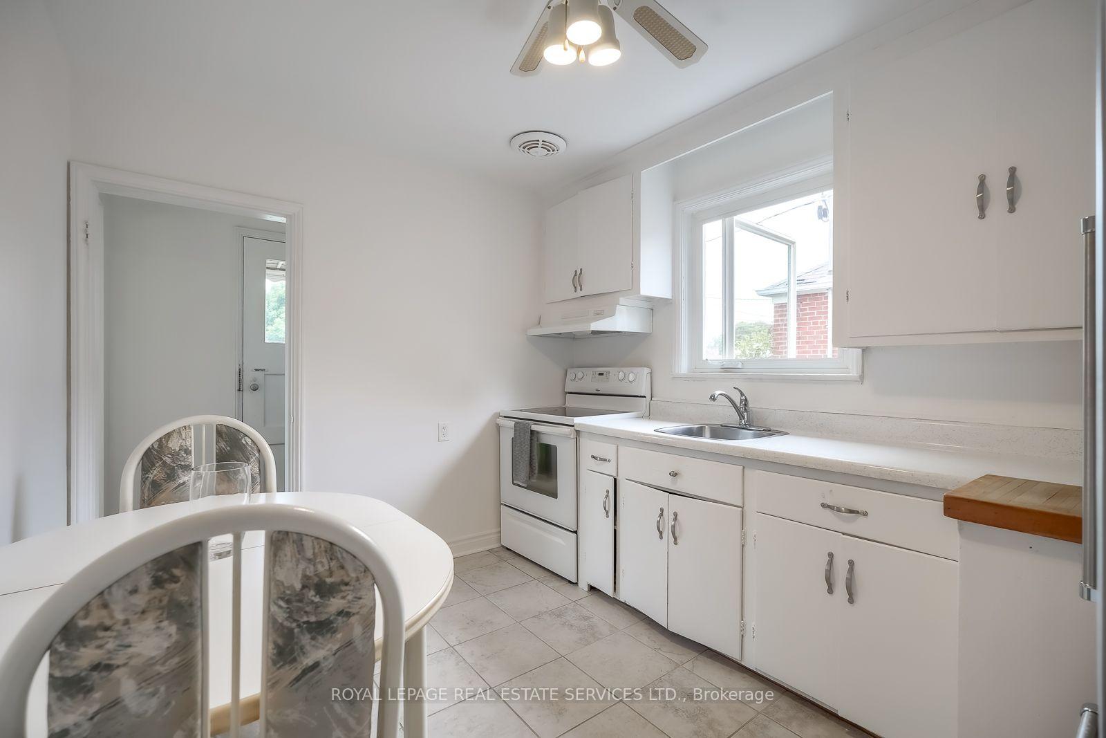 Photo 17 of 42 Black Creek Boulevard, Toronto, Rockcliffe-Smythe — HOMEH