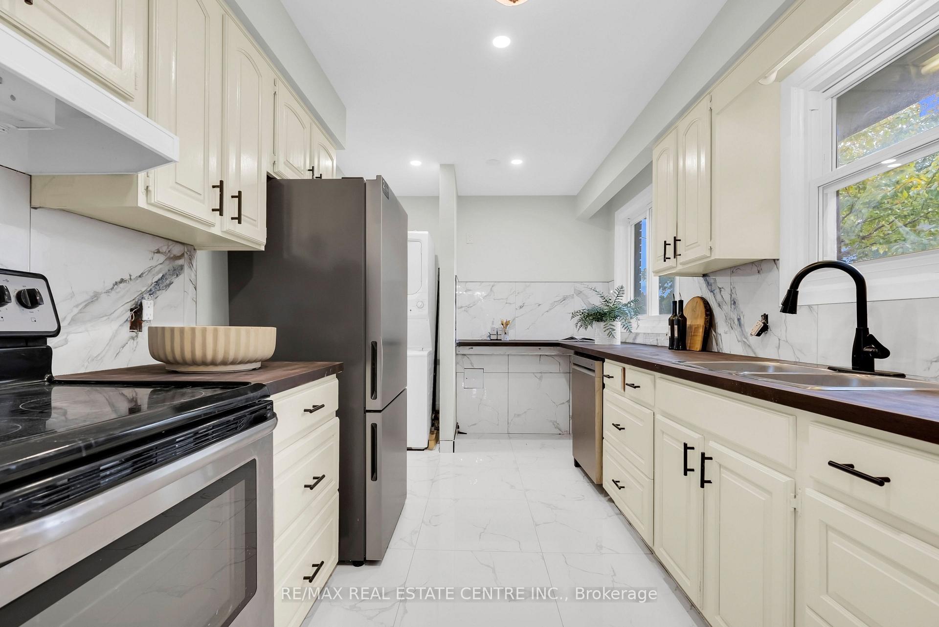 Photo 3 of 448 Mitchell Avenue, Niagara Falls, Morrison — HOMEH